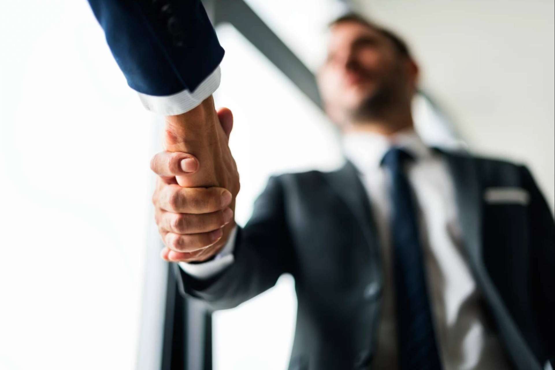 ¿En qué consiste la prestación de servicios estratégicos a cambio de una participación en el capital del cliente?