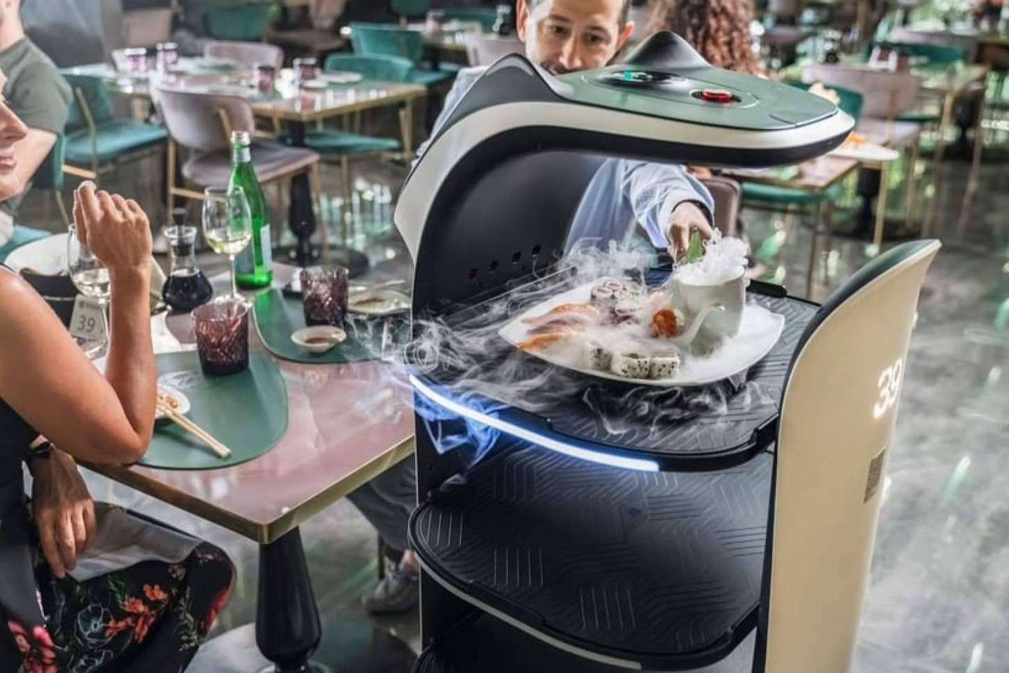 Robot camarero y ayudante, eficiencia y rentabilidad para restaurantes y otros negocios