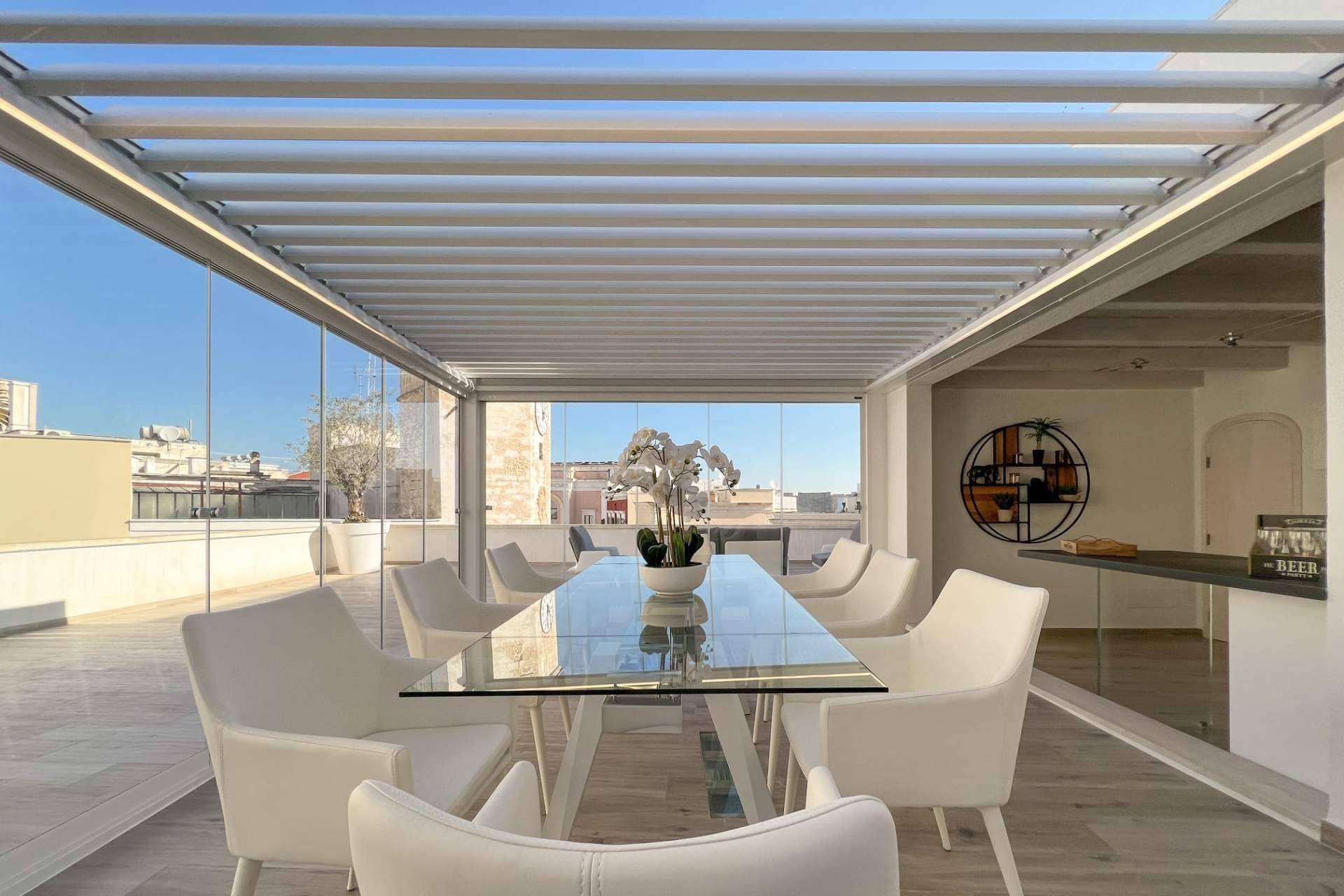 ¿Cuáles son los beneficios de usar la pérgola bioclimática y el techo móvil panorámico de C3 Systems S.L.?