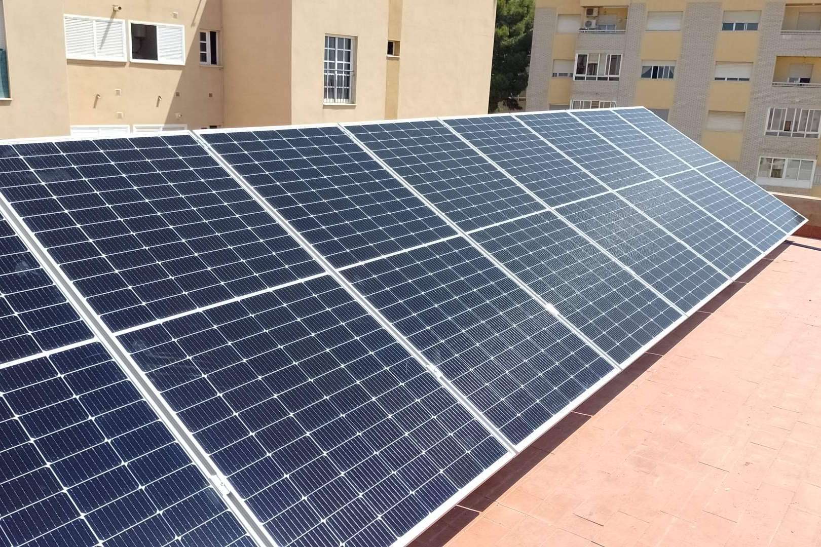 Instalación placas solares para un camino hacia la autonomía energética