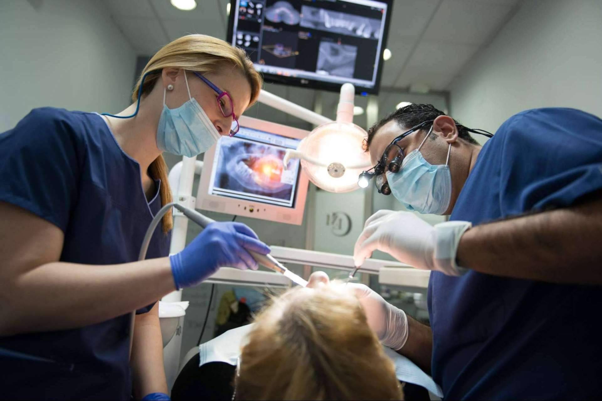 Clínica Dental Implantologie, el lugar donde encontrar un dentista Sevilla que atiende urgencias odontológicas las 24h del día