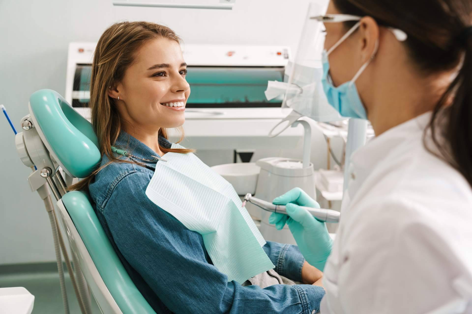 Especialistas en carillas dentales sin tallado para una sonrisa radiante y natural, Carlos Saiz Smile