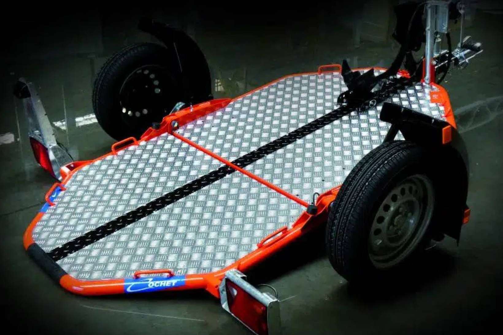 El remolque de moto abatible y plegable de Buscoremolque