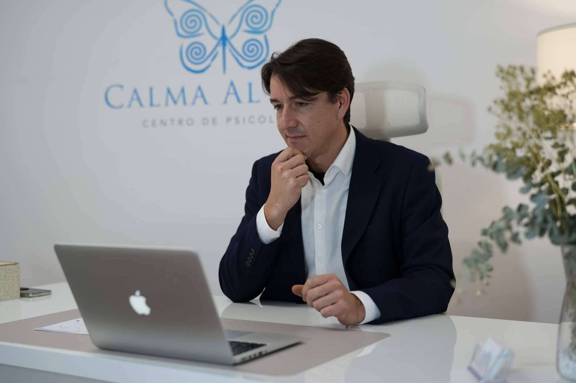 ¿Qué sucede si no se ofrece atención psicológica a una persona en riesgo de suicidio, según Calma Al Mar?
