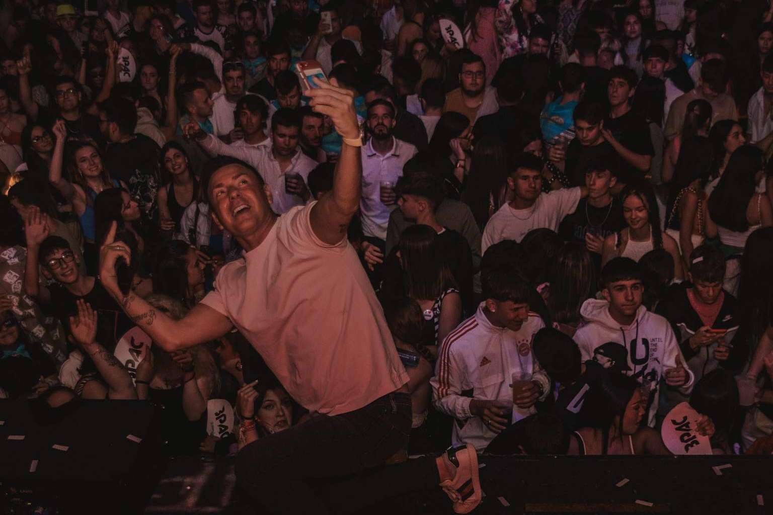 El showcase en vivo de artistas ofrecido por DJ 3PAC