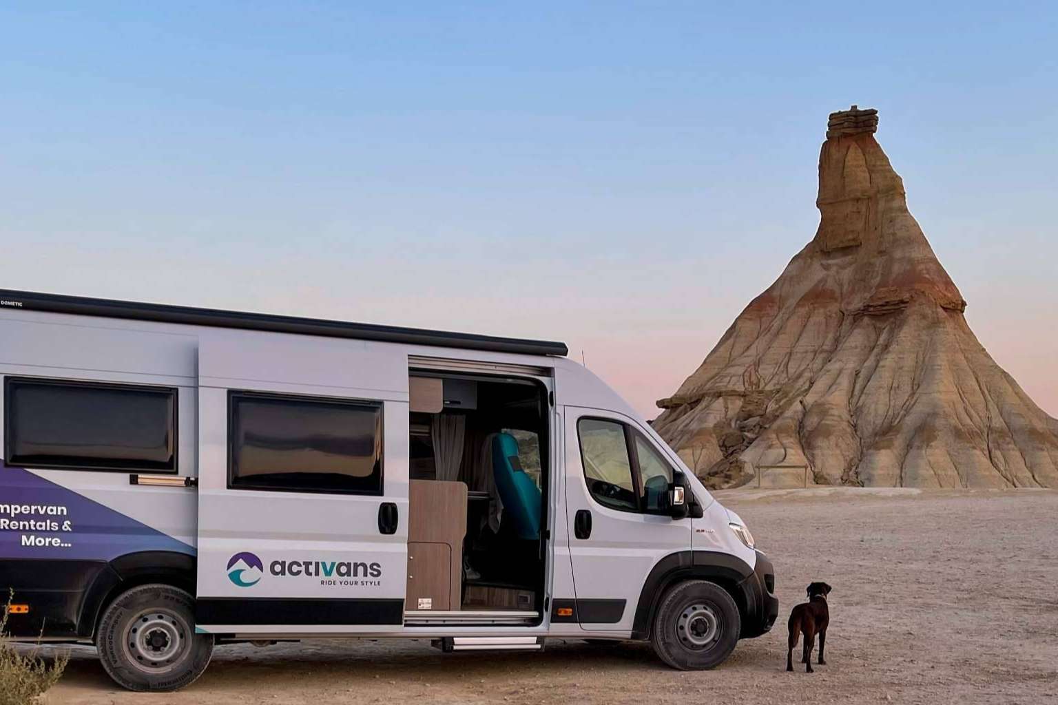 Alquiler de autocaravanas en Girona para realizar viajes con perros, de la mano de Activans