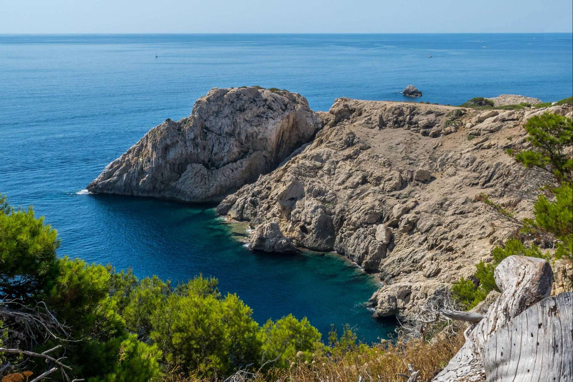 Descubriendo el atractivo natural de Cala Ratjada a pie en invierno