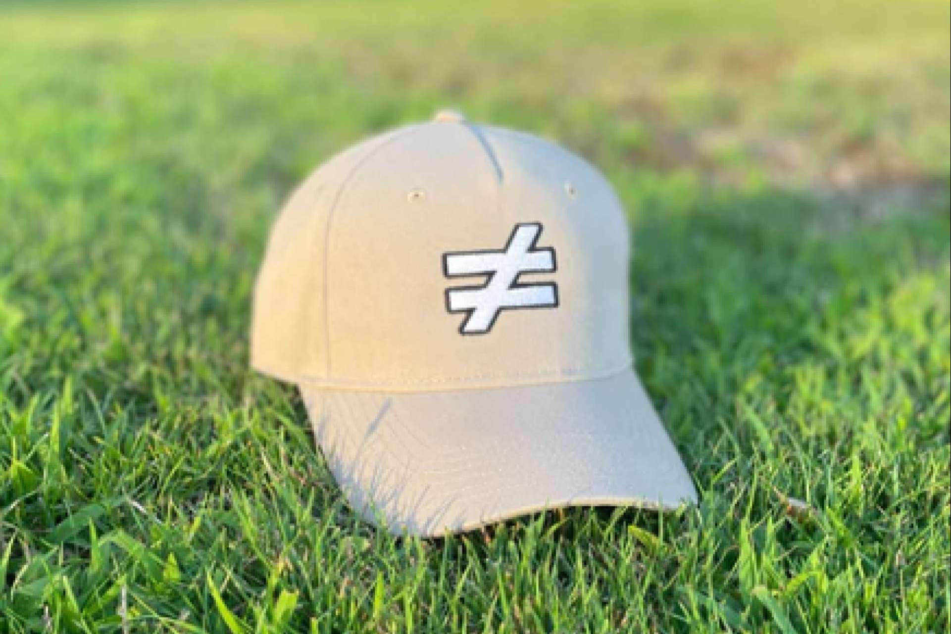 Distintos modelos de gorras de golf en el catálogo de NGB Sports