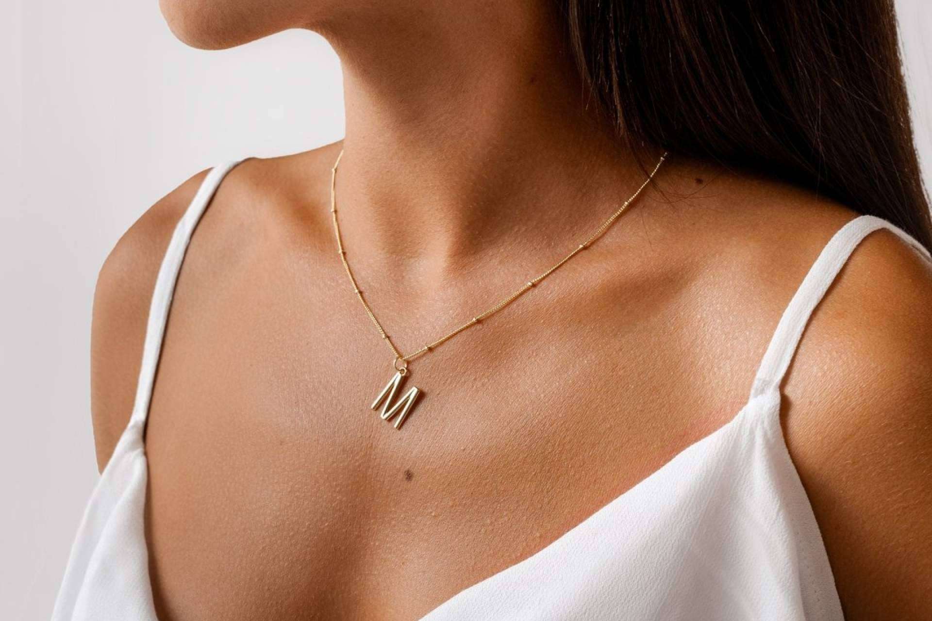 La joyería online Le Petite Marie ofrece una gran variedad de diseños en colgantes con iniciales