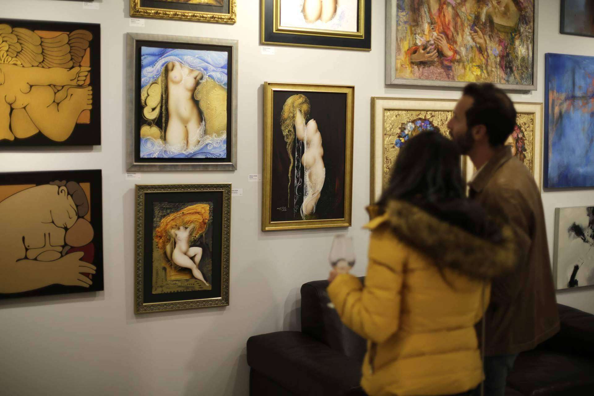 Crear un ambiente sereno y tranquilo a través de cuadros relajantes para salón