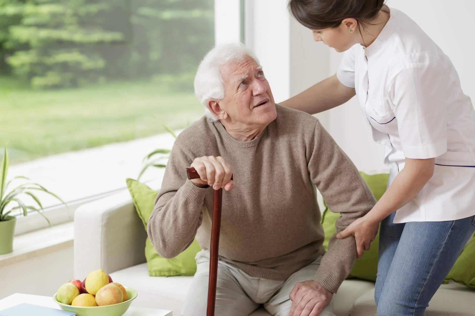¿Contratar un servicio de atención domiciliaria para adultos mayores es conveniente?