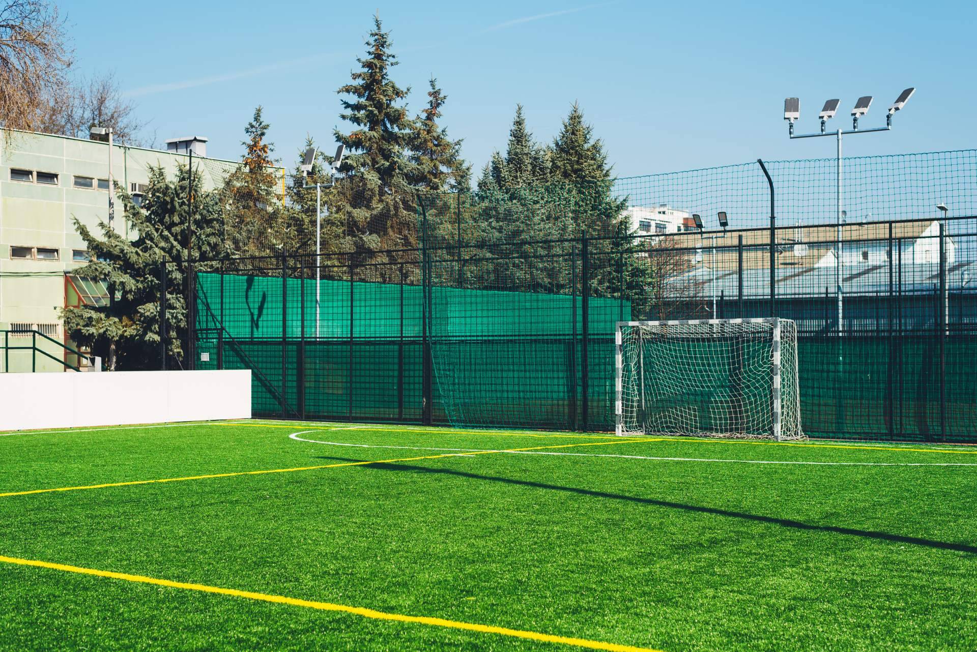 ¿Cuáles son las propiedades del césped artificial para zonas públicas y urbanas?