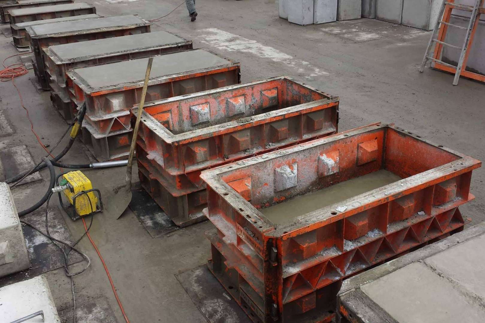 Producción de moldes de bloques de hormigón, con la empresa Betonblock