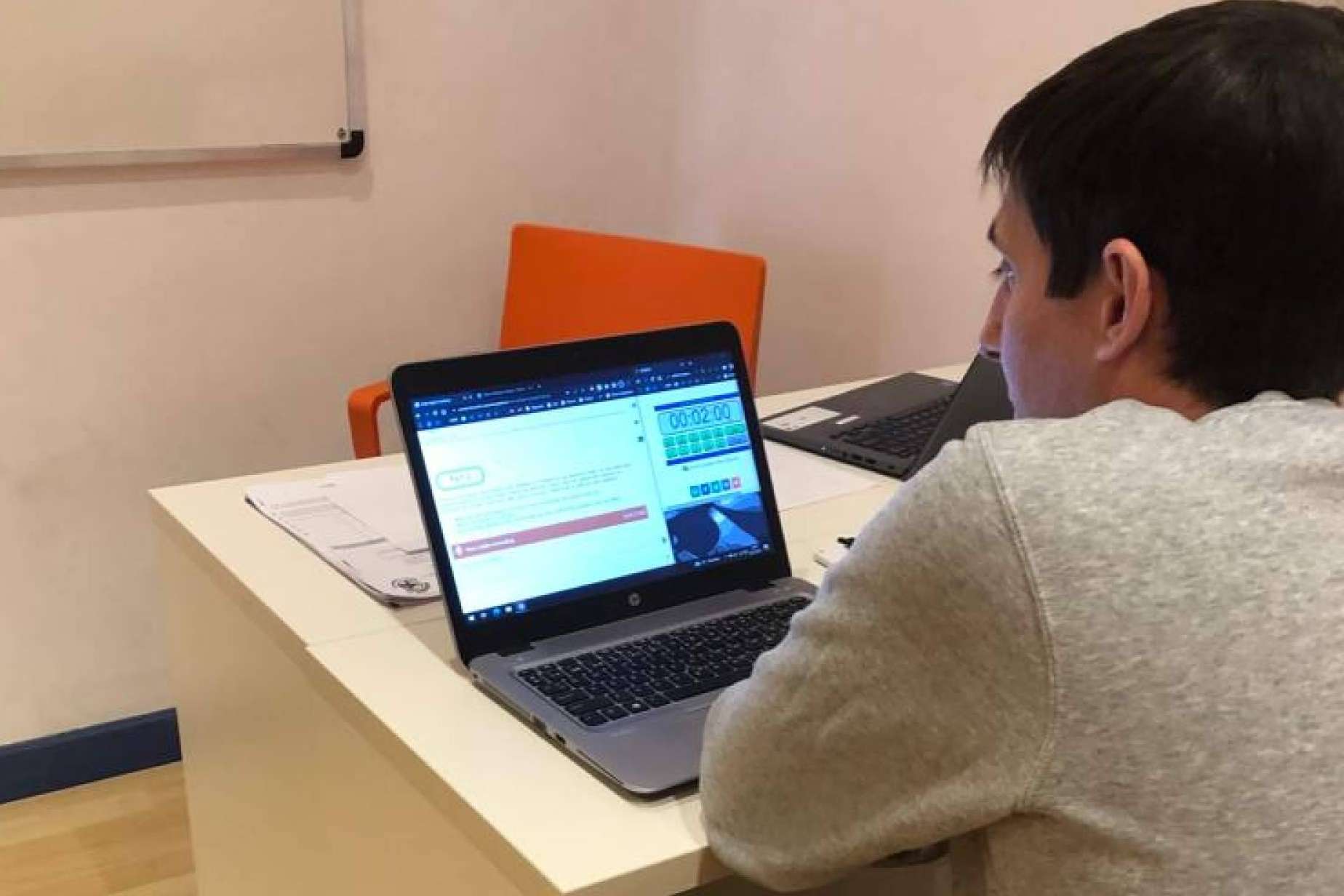 ¿En qué consiste la habilitación lingüística para profesores de colegios bilingües?