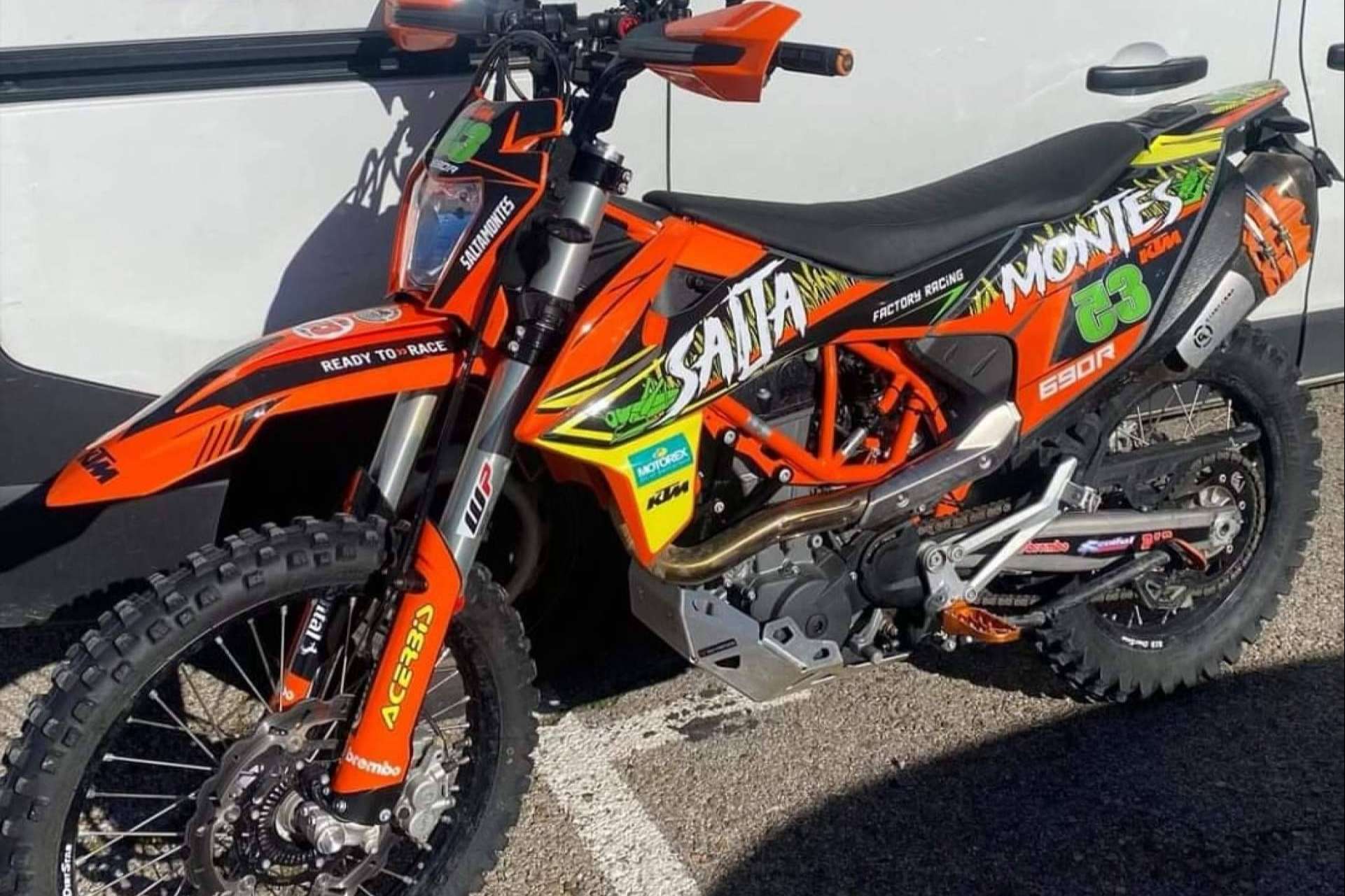 Adhesivos personalizados para motos off road en ADHESIVOSEMBARRADOS