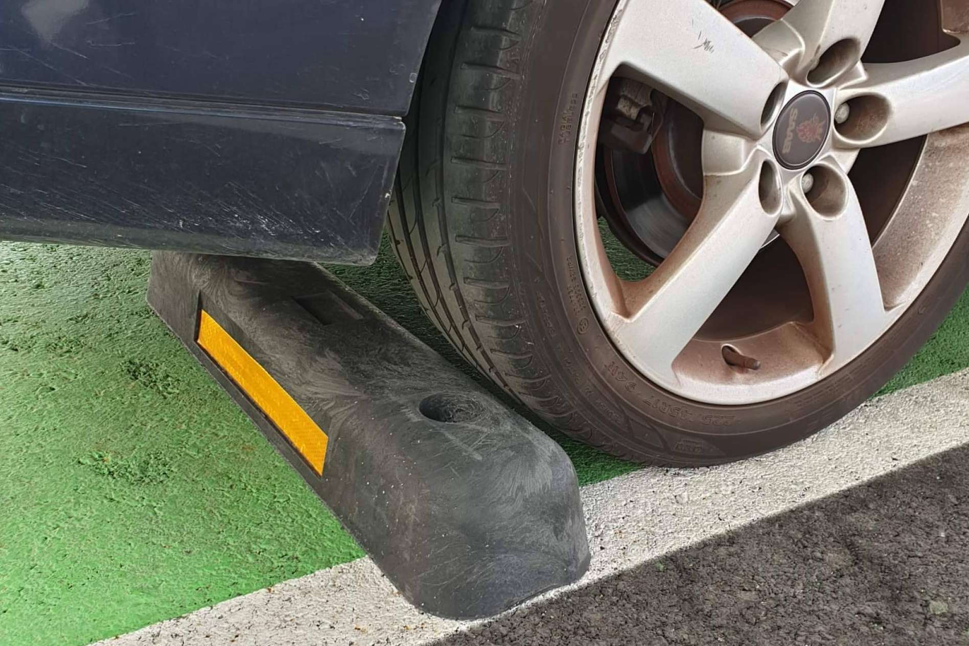 Abadecom contribuye a la economía circular con su tope de parking de plástico reciclado