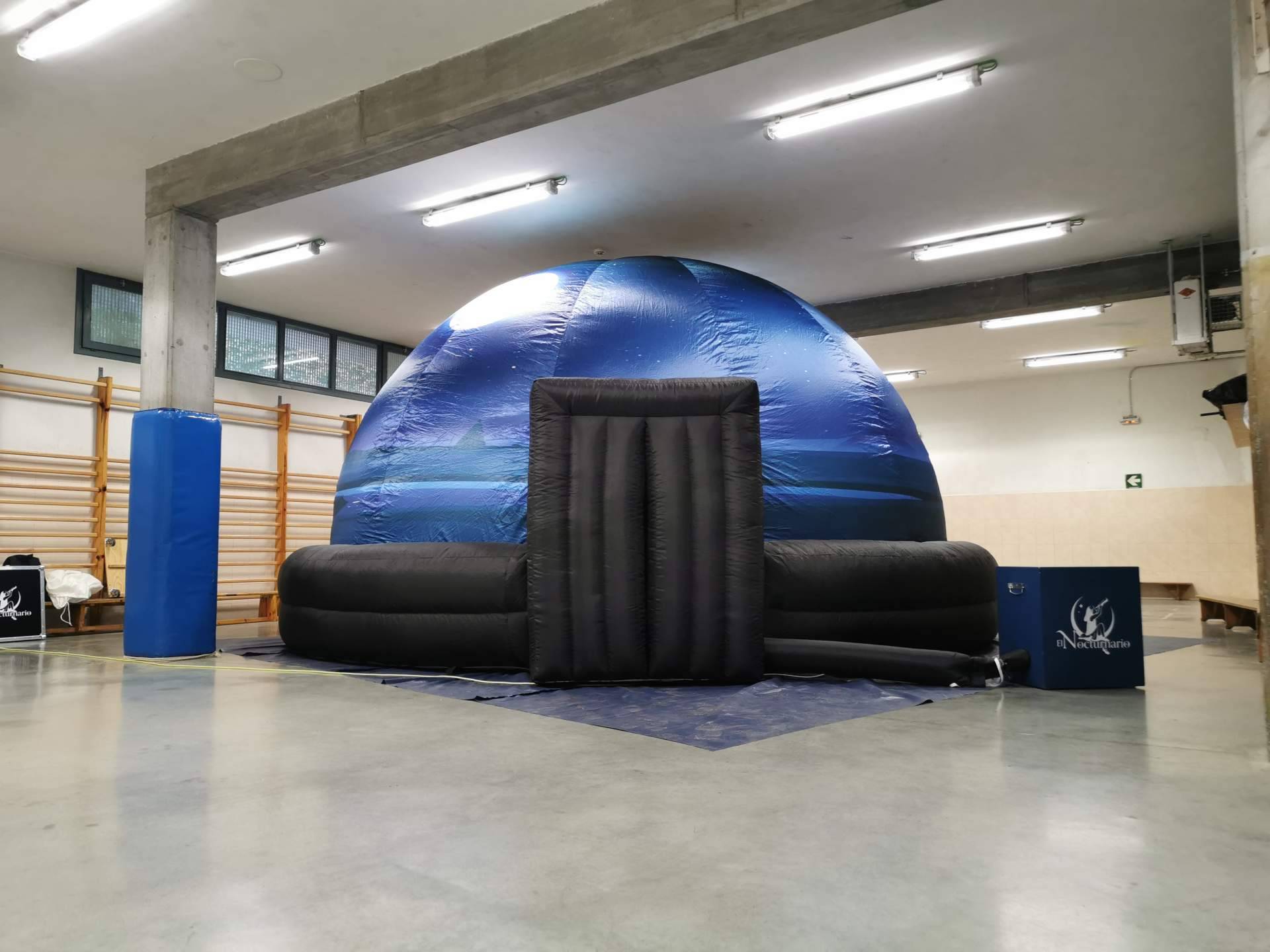 Un planetario portátil para disfrutar del espacio sin salir del cole
