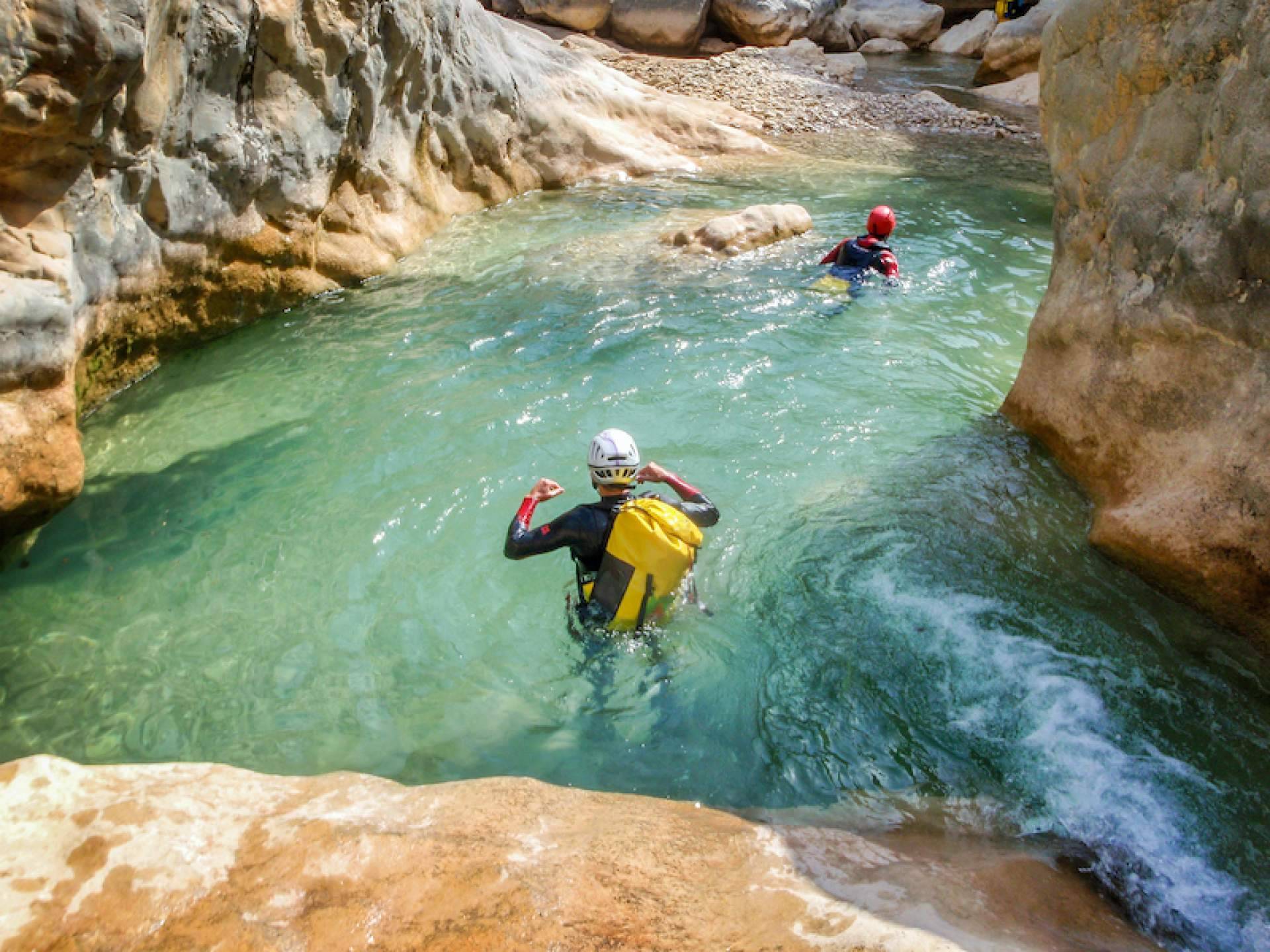 Hacer barranquismo en los cañones de la Sierra de Guara en España