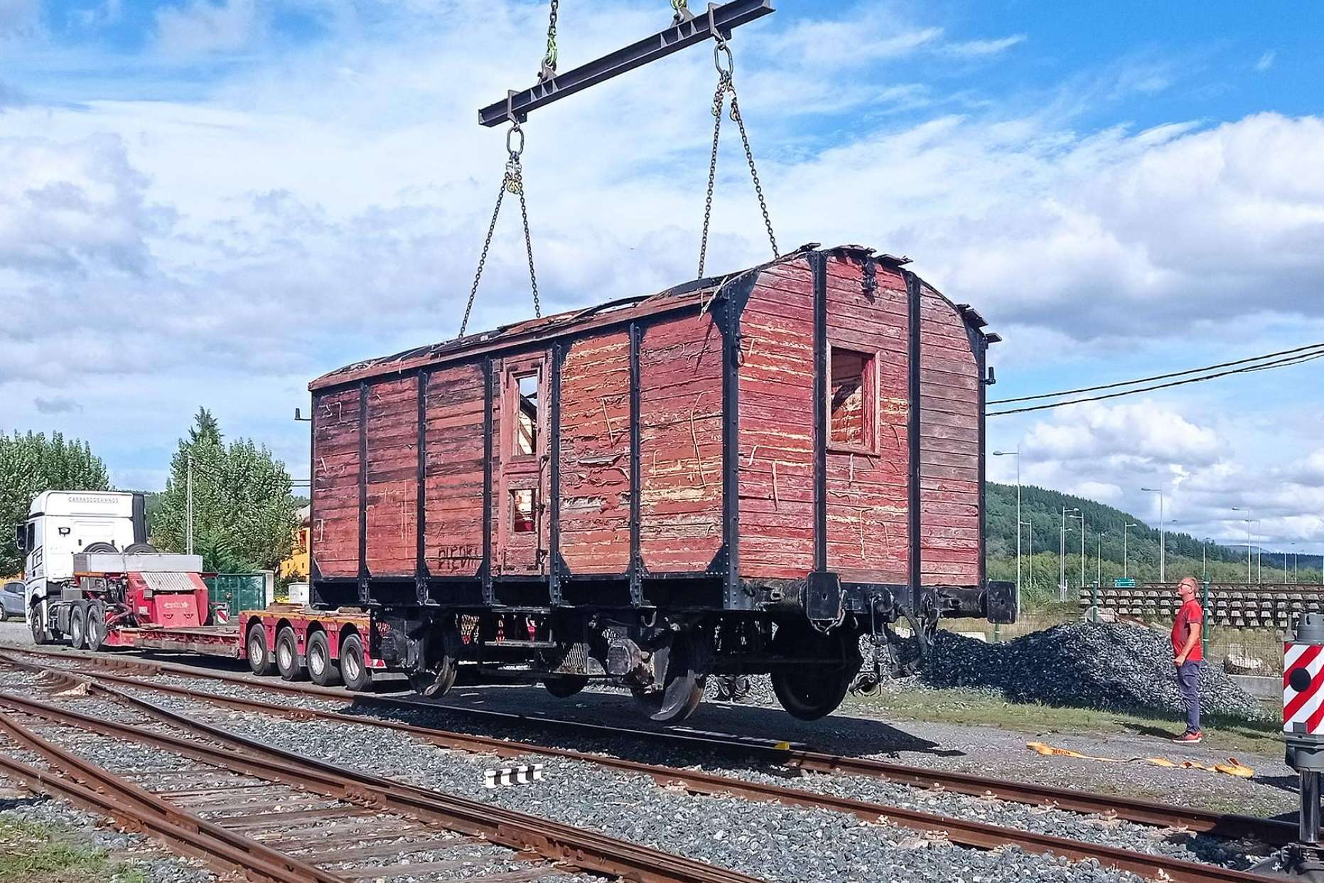 Traslado a talleres del histórico furgón del Estado WSF-2, por parte de la Fundación del Patrimonio Ferroviario