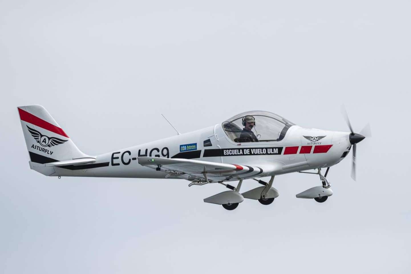 Asturfly es una escuela de vuelo situada en el aeródromo de La Morgal
