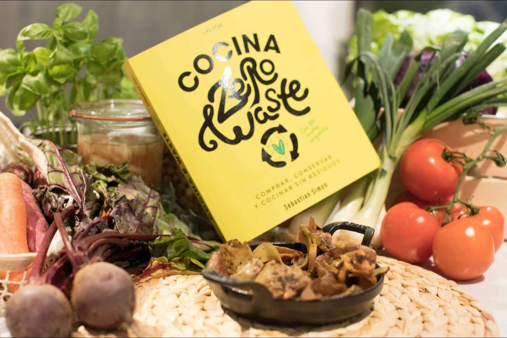 Aprender a ahorrar con el libro que enseña a convertir mondas de plátano, posos de café o pipas de melón en deliciosos platos