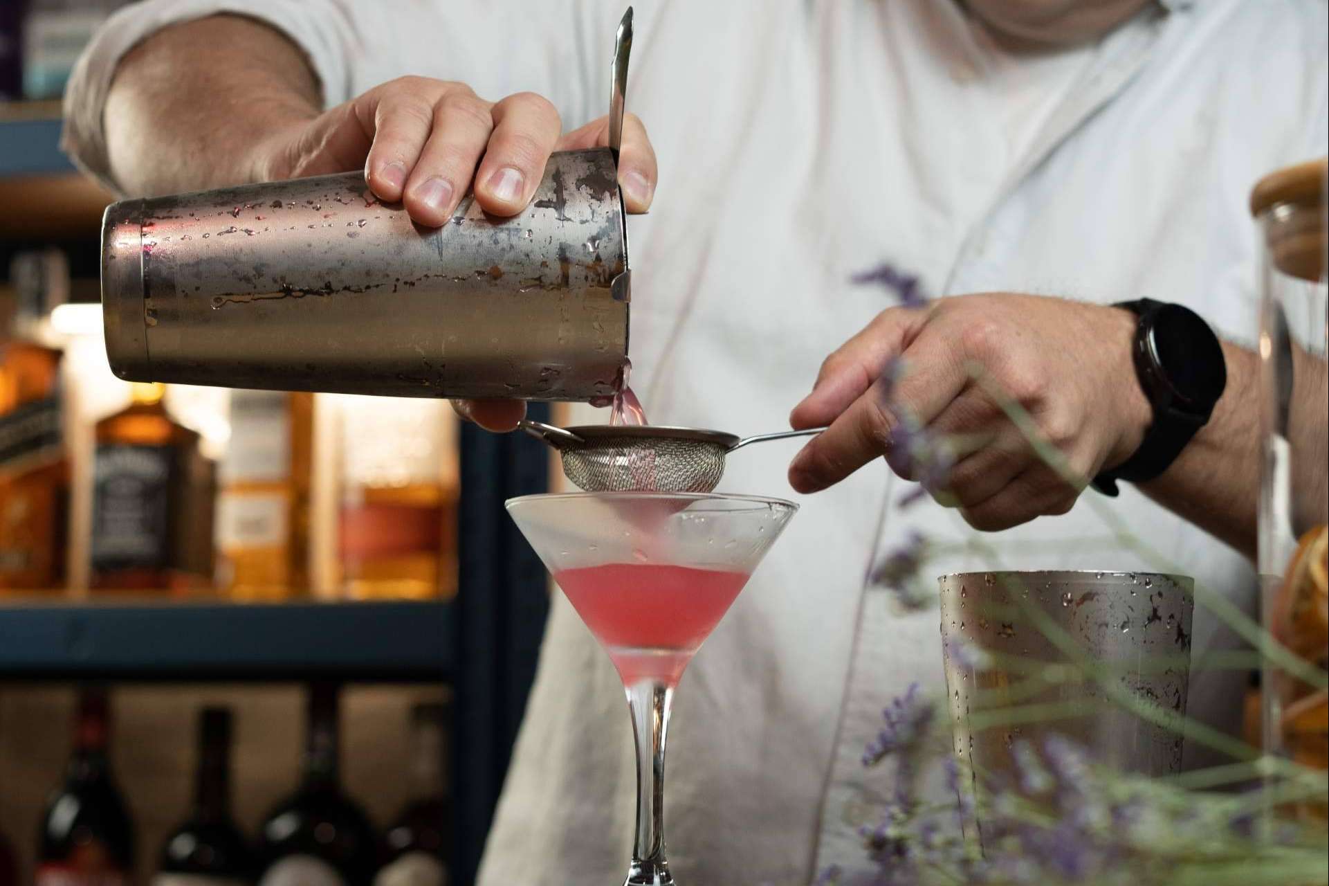 El curso de bartender profesional para formar maestros de la coctelería a través de la experiencia práctica