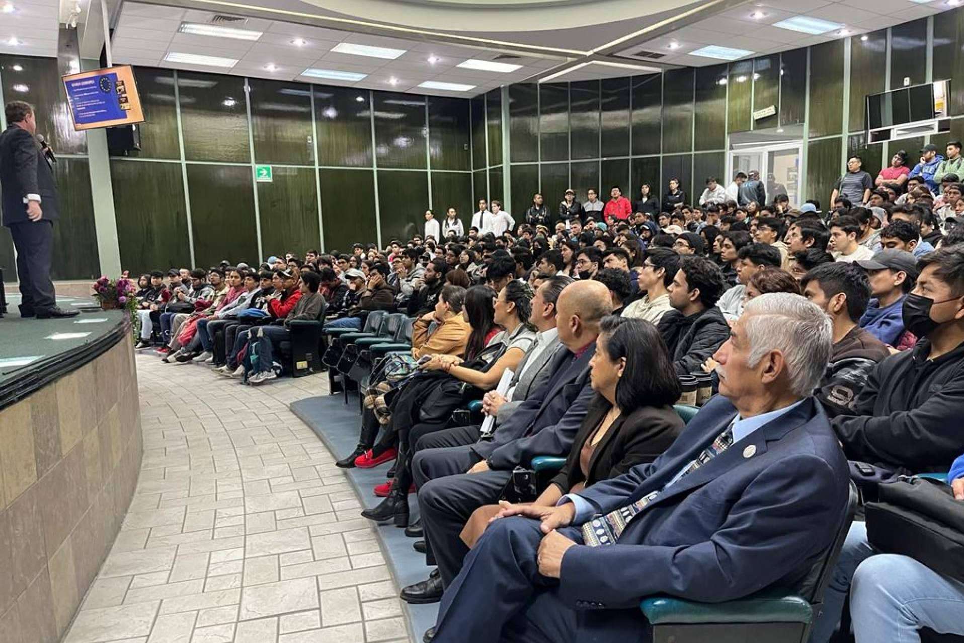 El presidente del Instituto Panamericano de Tampico presenta la conferencia INGENIERÍA TRANSATLÁNTICA