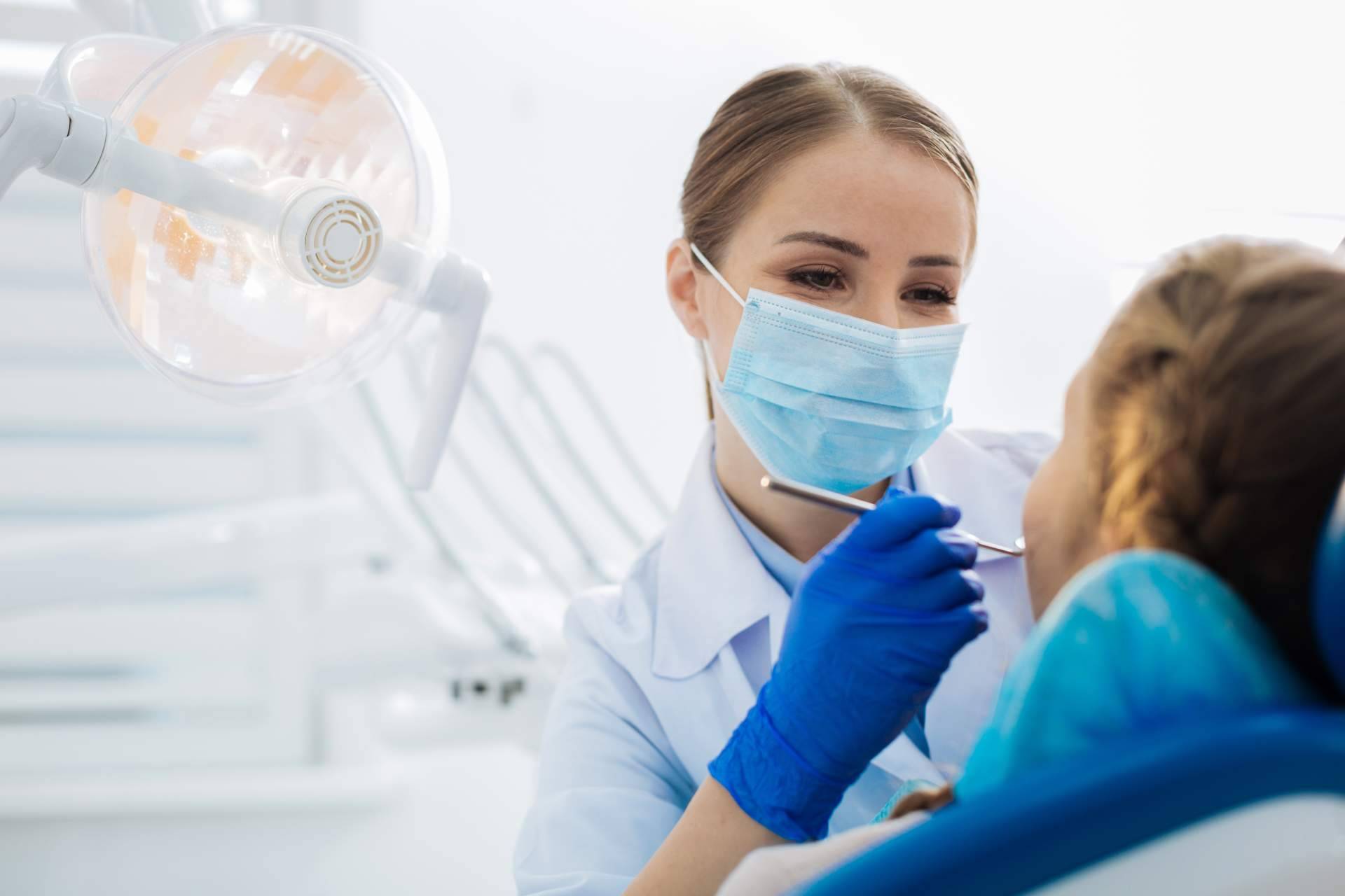 Adentika Media sobre la importancia de contratar especialistas en marketing para clínicas dentales y estéticas