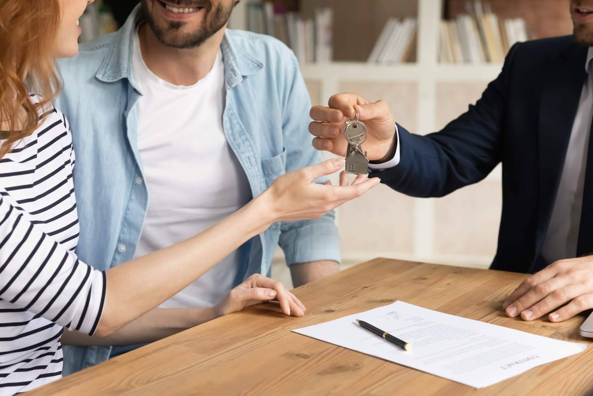A la inmobiliaria en Inmoversion, quién paga la comisión