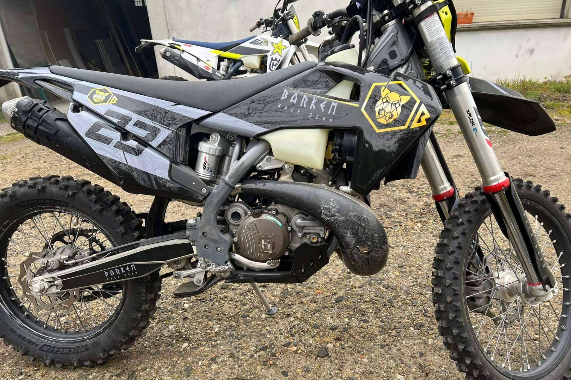 Adhesivos personalizados moto disponibles en ADHESIVOSEMBARRADOS