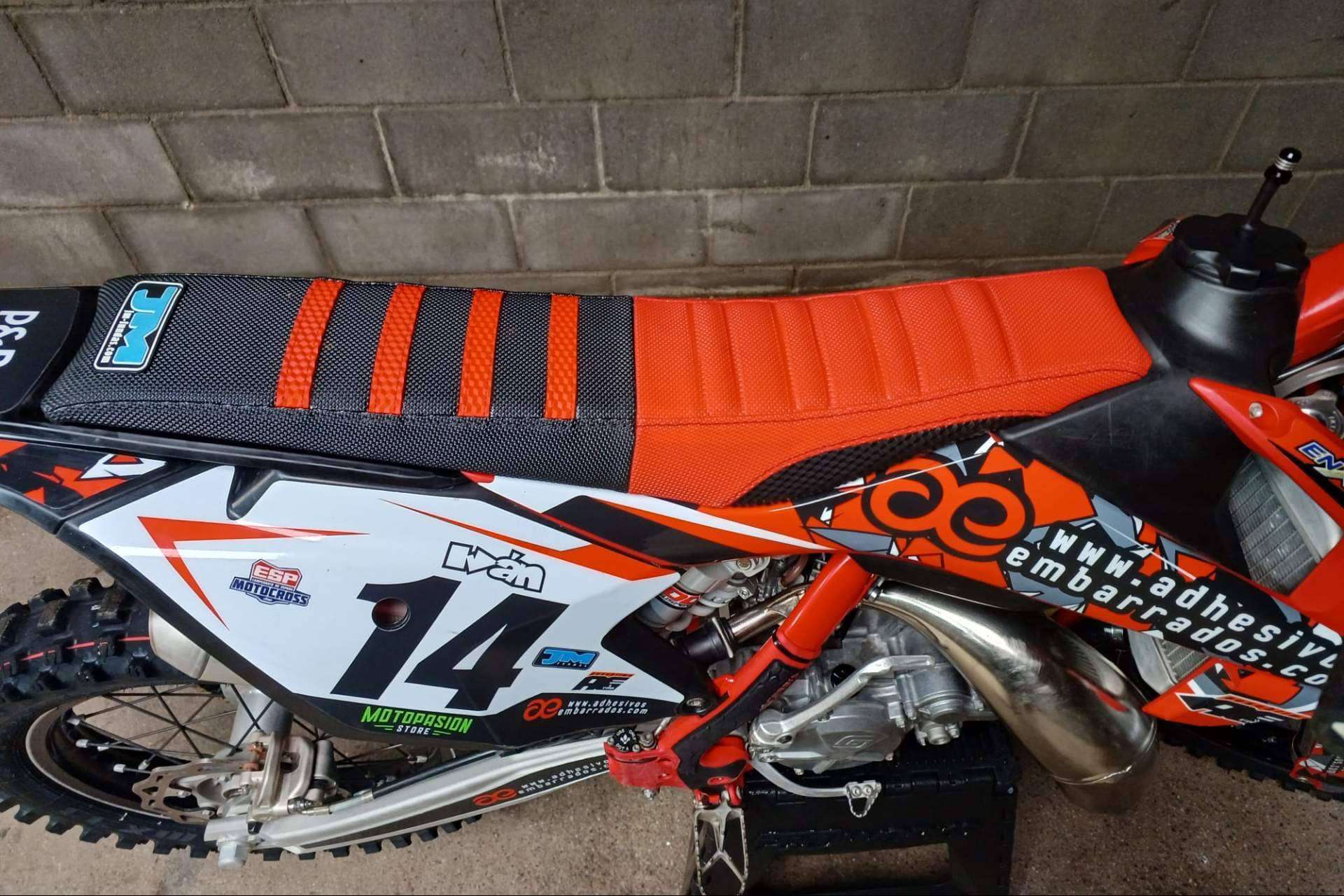 ADHESIVOSEMBARRADOS dispone de un amplio catálogo de funda de asiento de motocross