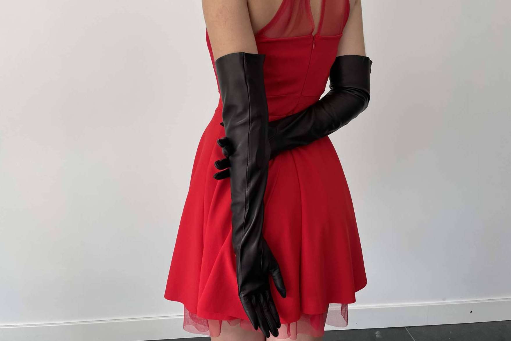 Una tendencia a la que apuntarse este invierno, guantes largos en looks cotidianos