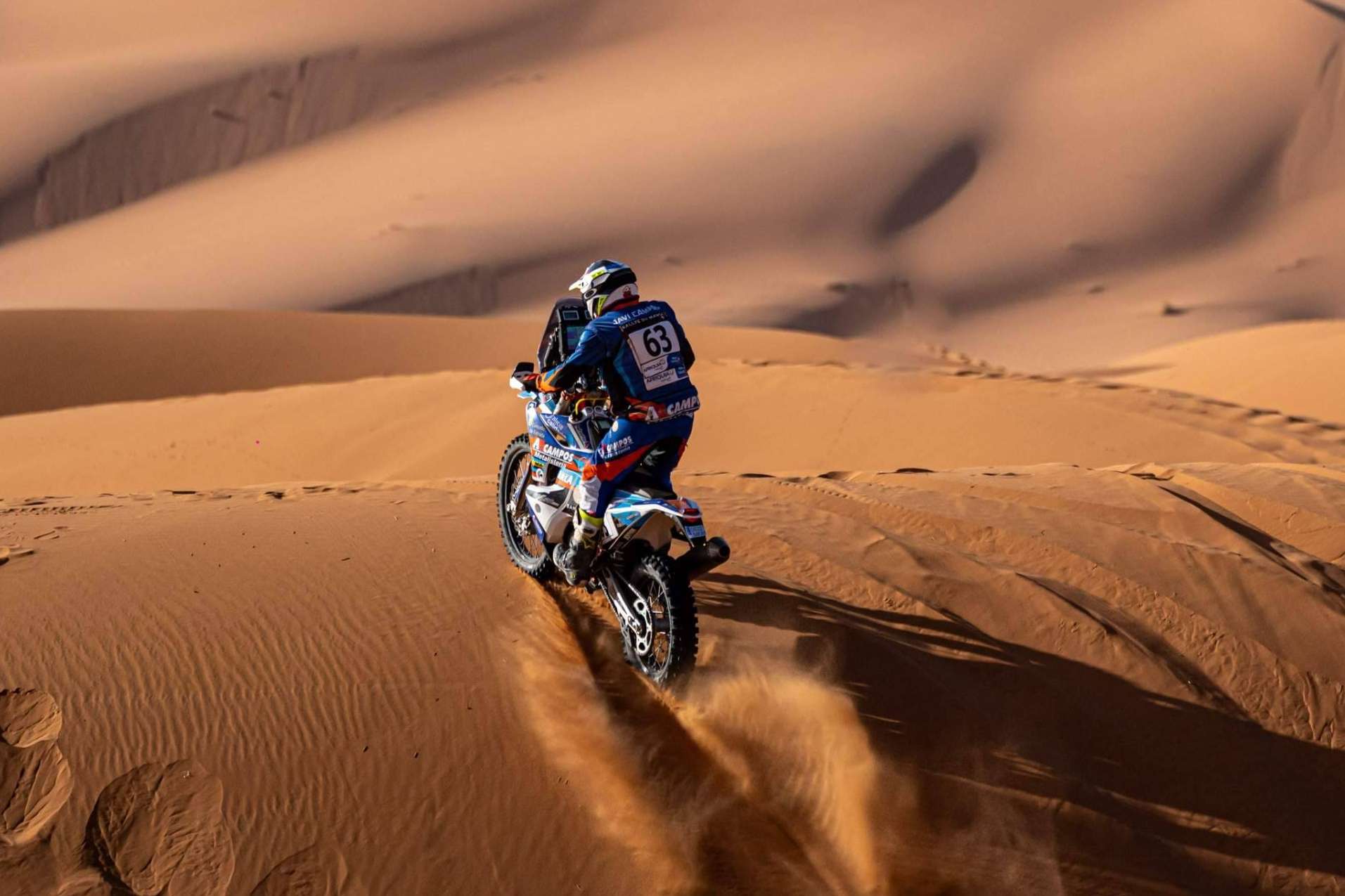Personalización de adhesivos moto Dakar en la empresa especializada ADHESIVOSEMBARRADOS