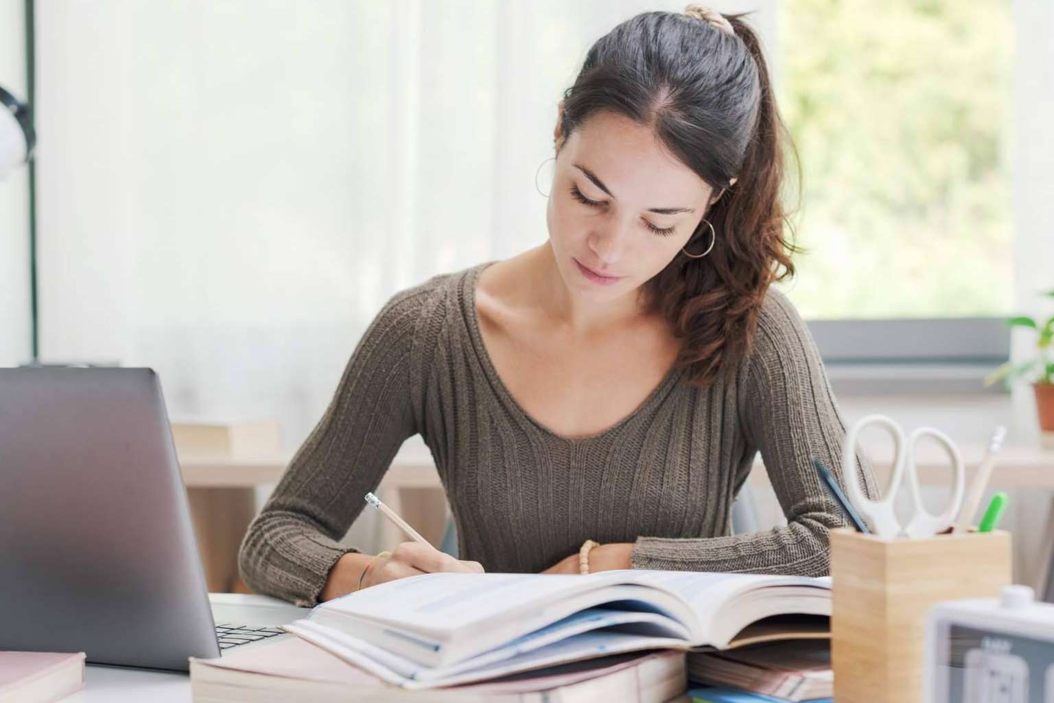 El Instituto de Estudios y Empleo ayuda a conseguir prácticas en empresas para lograr objetivos laborales
