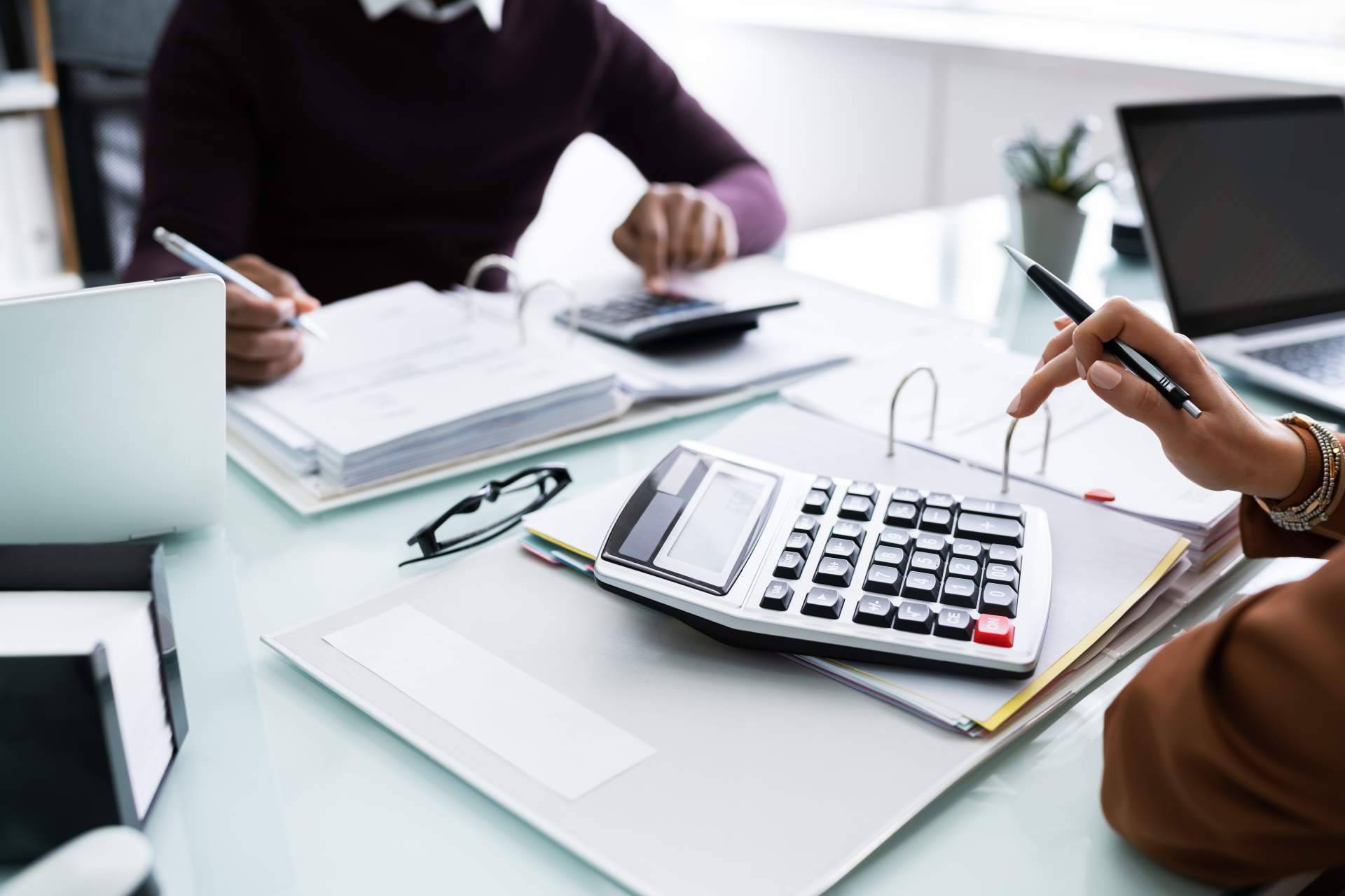 Isamel Asesores. Descifrando retos fiscales. Estudio de casos en la distribución de dividendos en diversos sectores empresariales