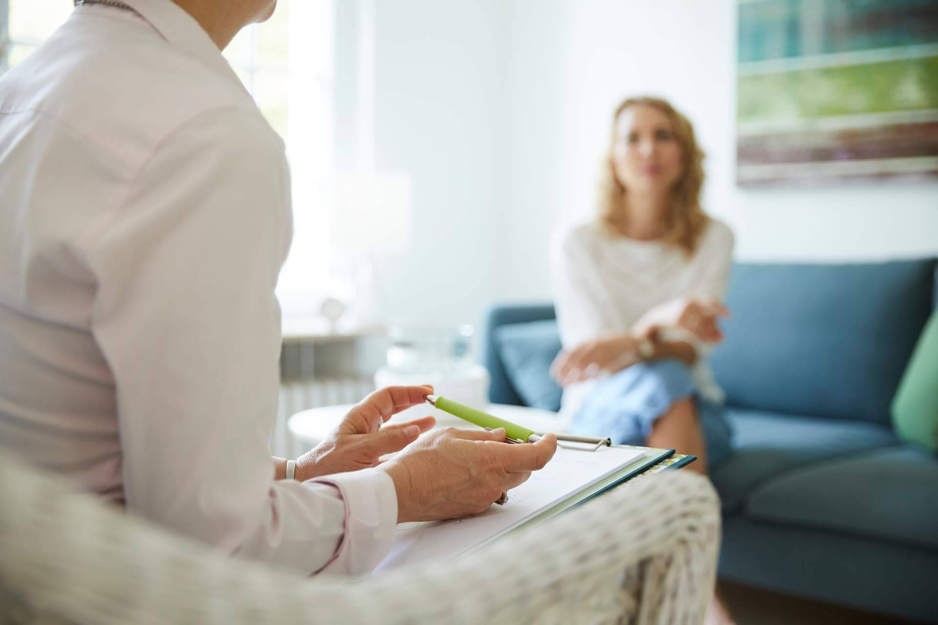Los beneficios de la terapia breve integrativa y la hipnosis ericksoniana, con la coach emocional Nuria Castro