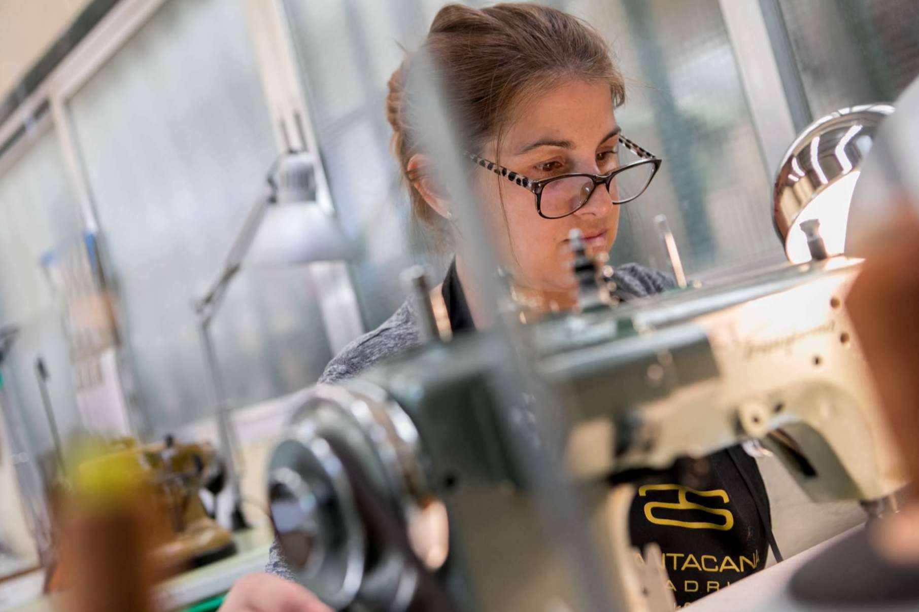 Santacana se dedica a la fabricación de guantes a medida desde 1896