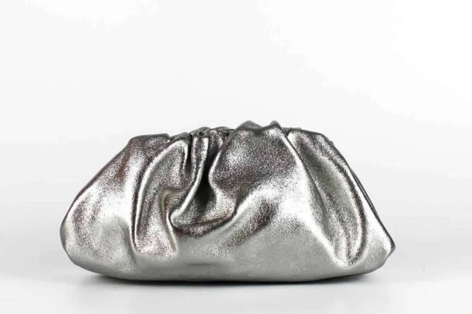 El bolso de piel low cost inspirado en el mini pouch de Bottega Veneta que todas las estilistas desean