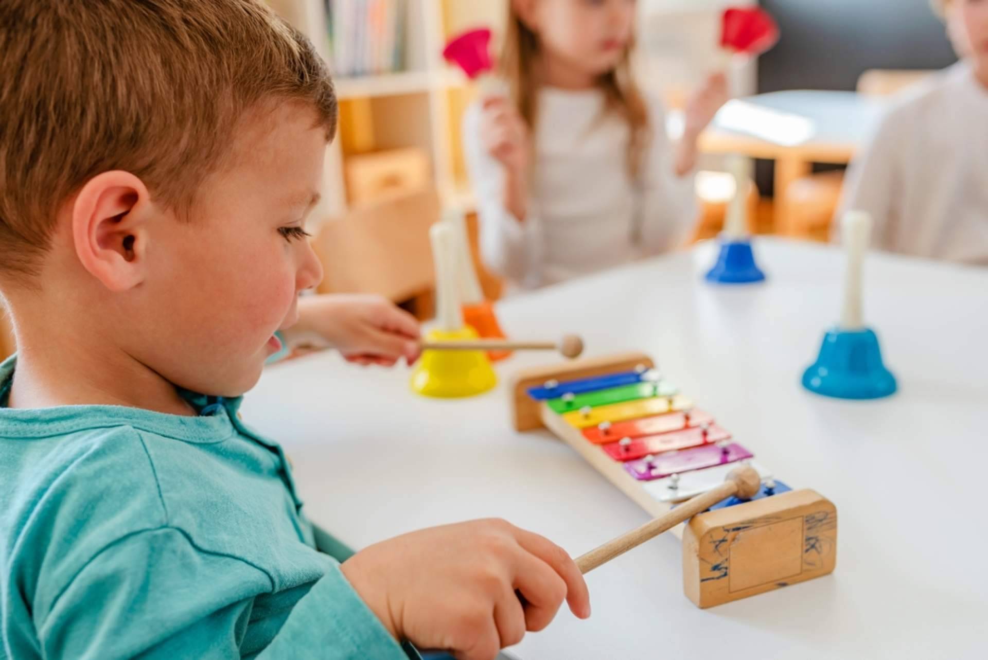 Los factores más importantes de la educación musical en los programas (Música y Movimiento) para niños de 3 a 6 años