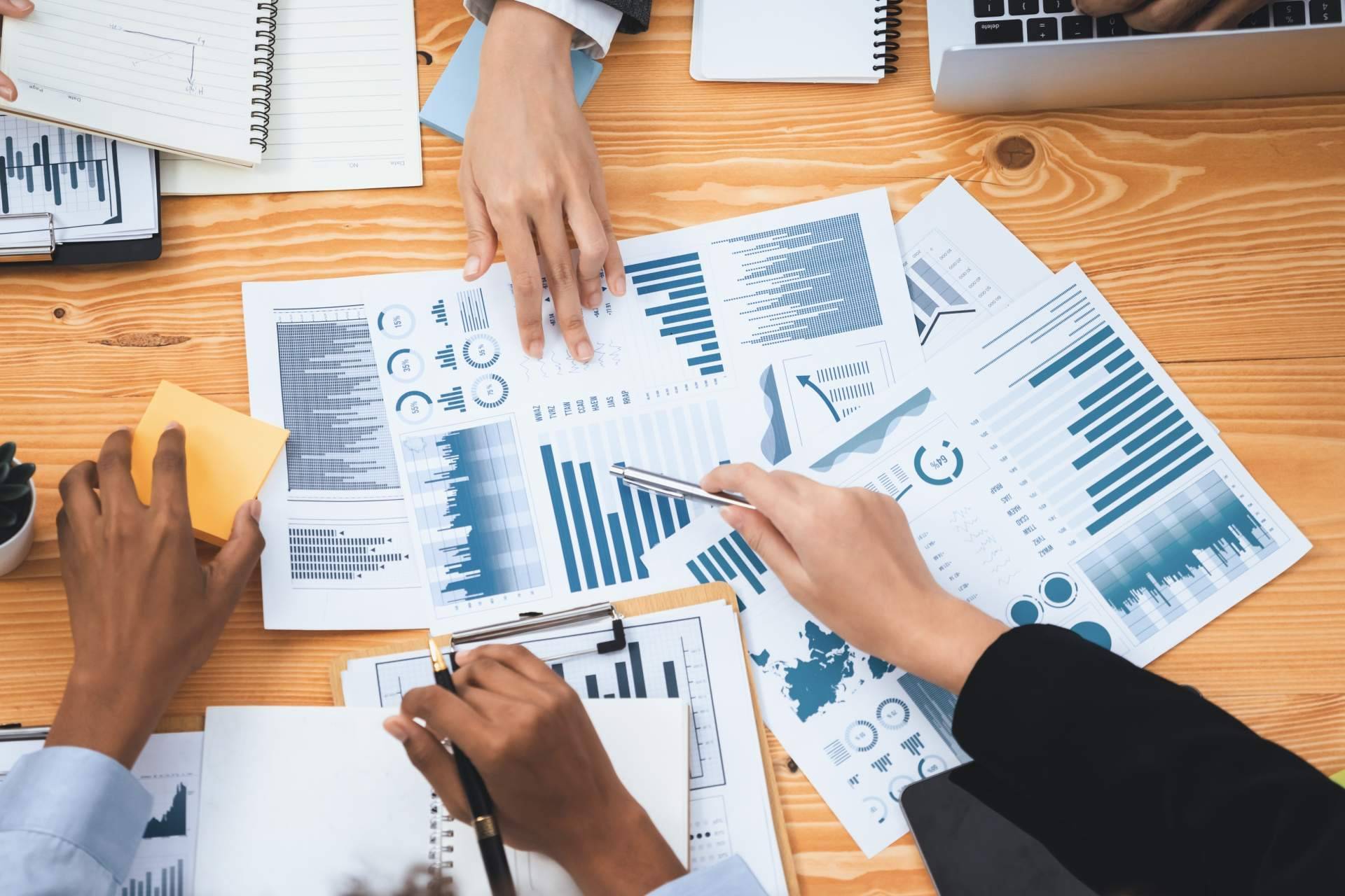 La clave para la eficiencia financiera según directores financieros; el trabajo híbrido