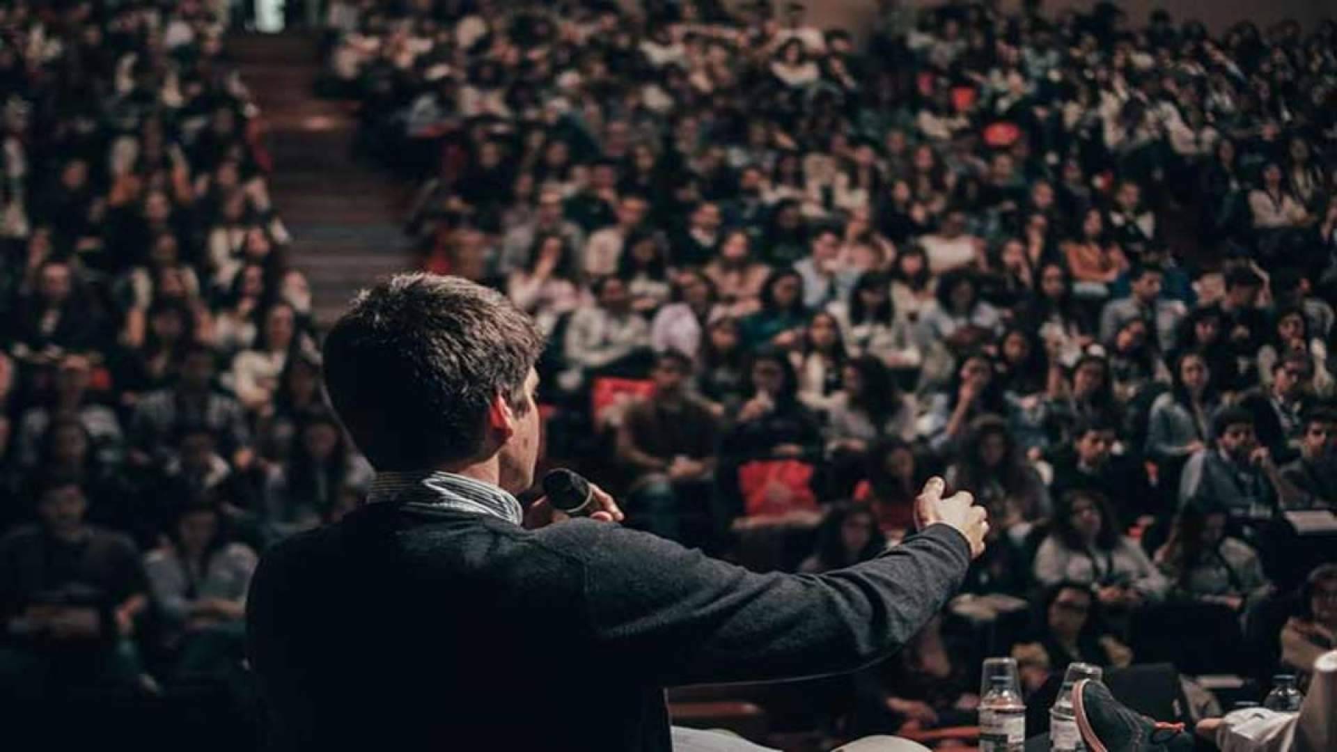 Consejos de expertos para hablar en público con confianza y carisma