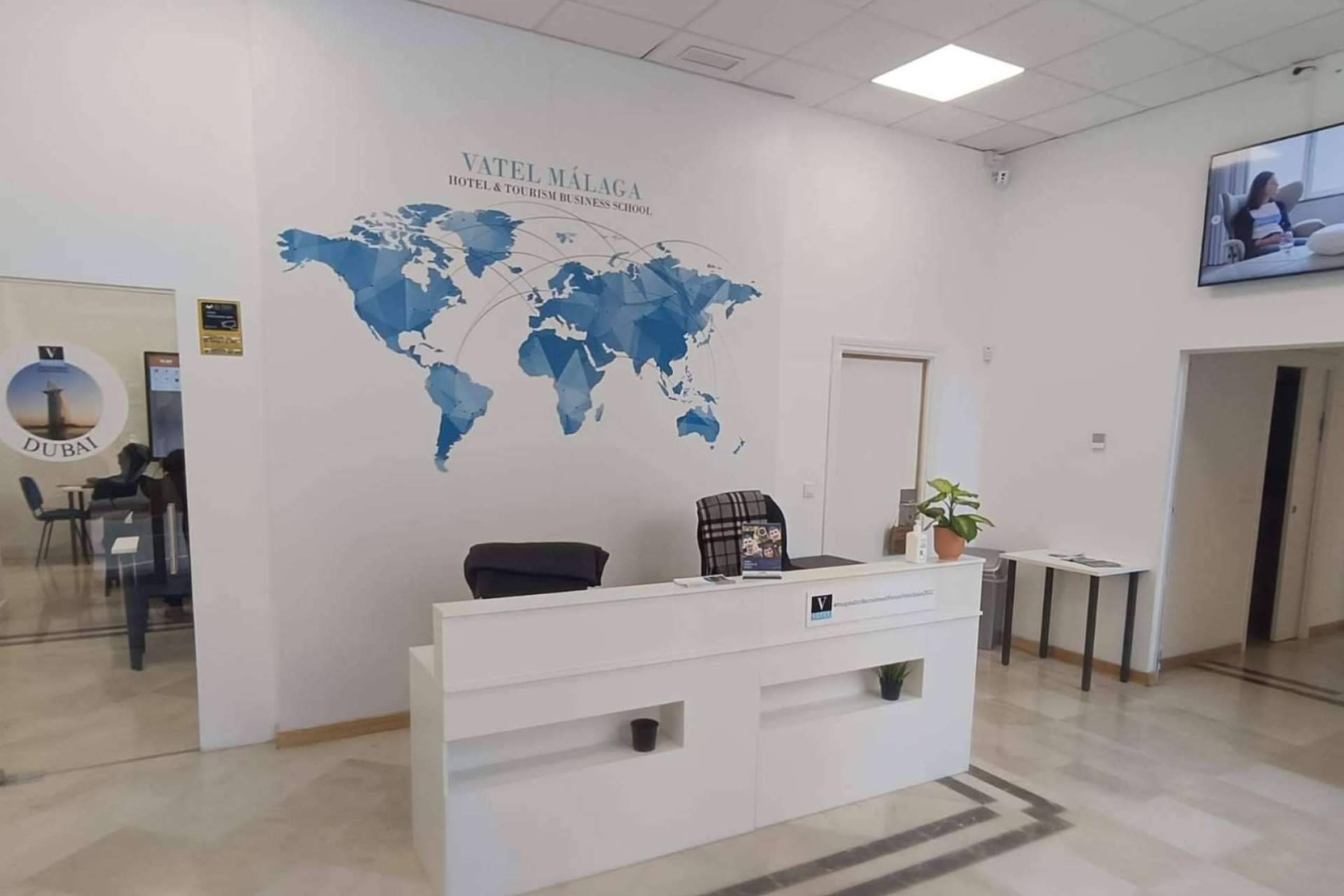Una escuela de dirección hotelera en Málaga que ofrece formaciones completas y modernas es Vatel