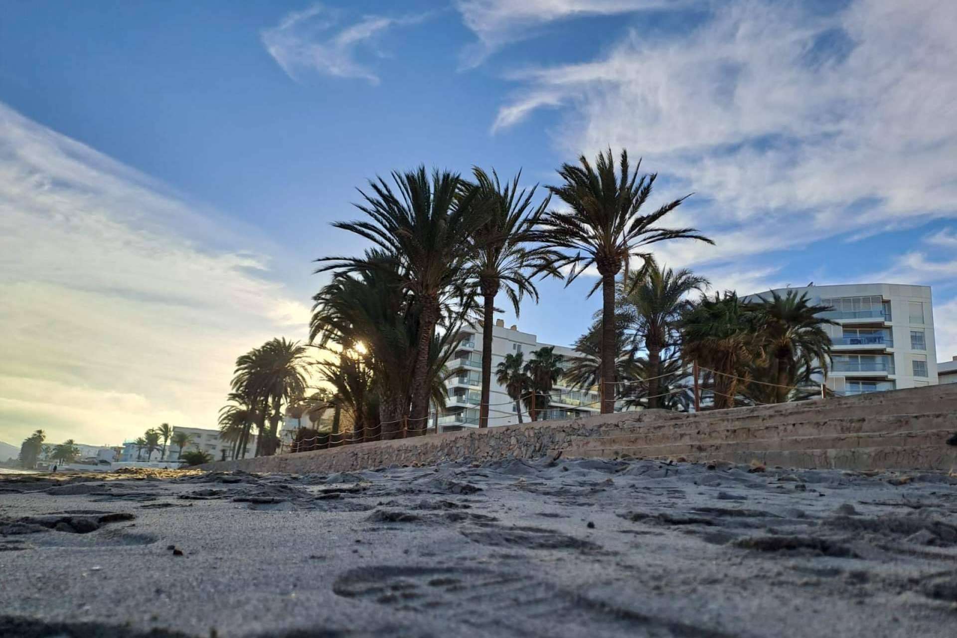 Viviendas y garajes en primera línea de la playa d’En Bossa; oportunidad de inversión en Ibiza