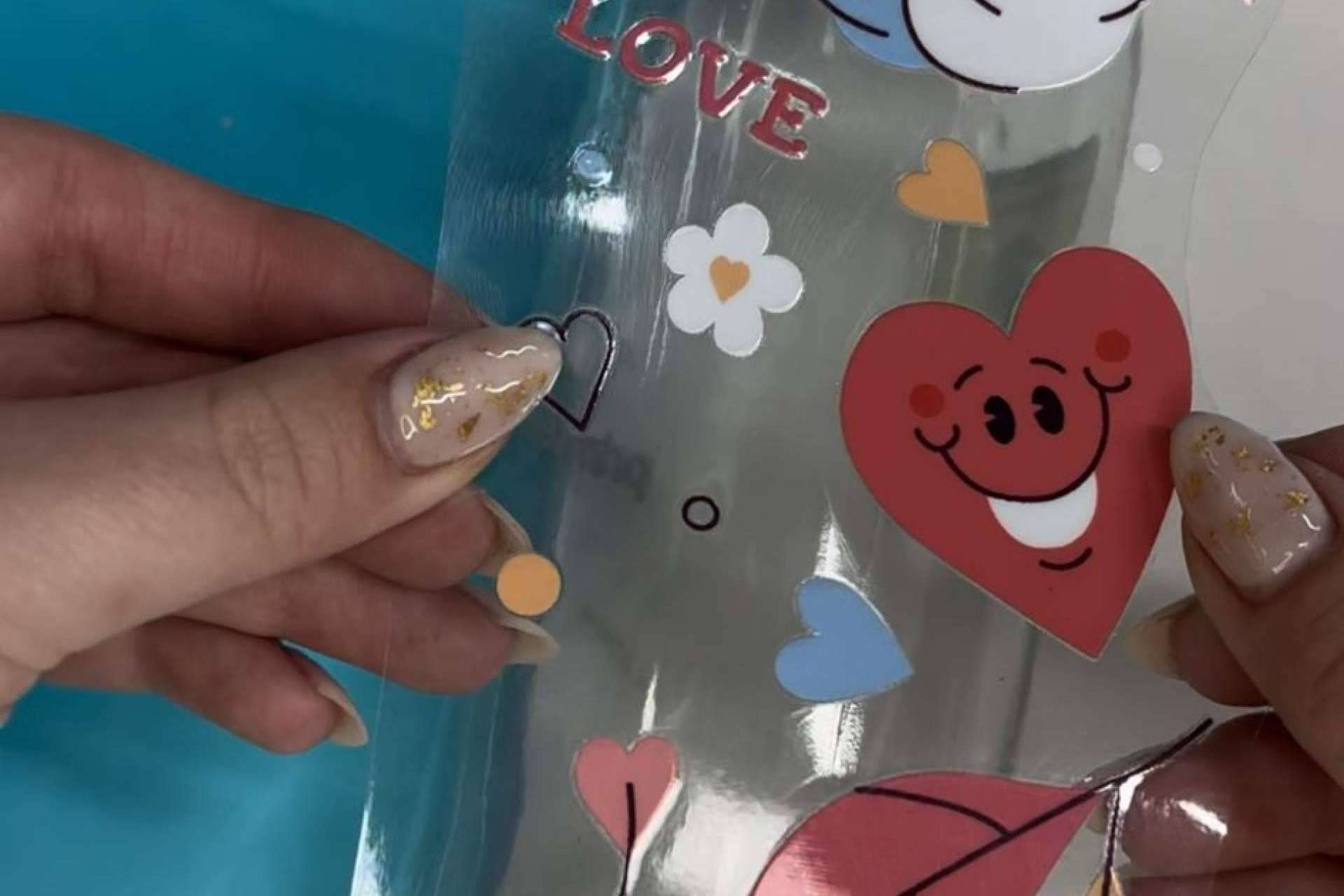 DTF UV stickers y pegatinas por metros, el sistema para diseñar regalos promocionales originales