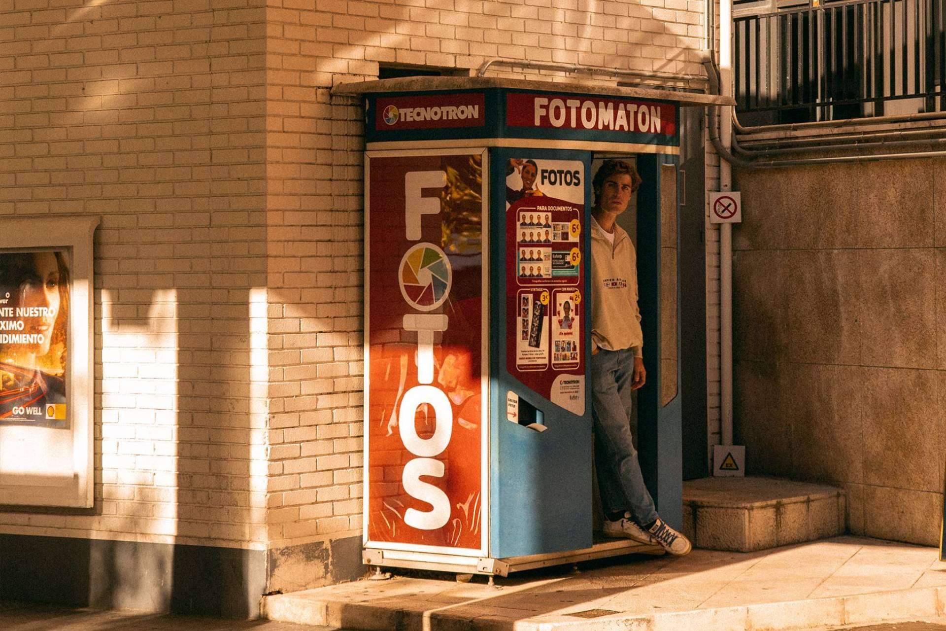 Humpier  muestra su nueva colección a través de una campaña inspirada en los fotomatones de Madrid