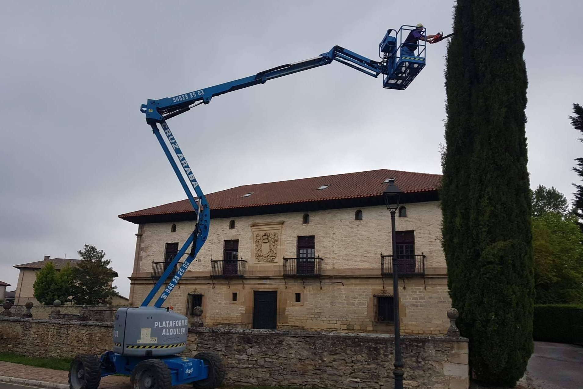 Un líder en el alquiler de plataformas elevadoras, carretillas elevadoras y elevadores de cargas en Álava, Cruz Araba SL