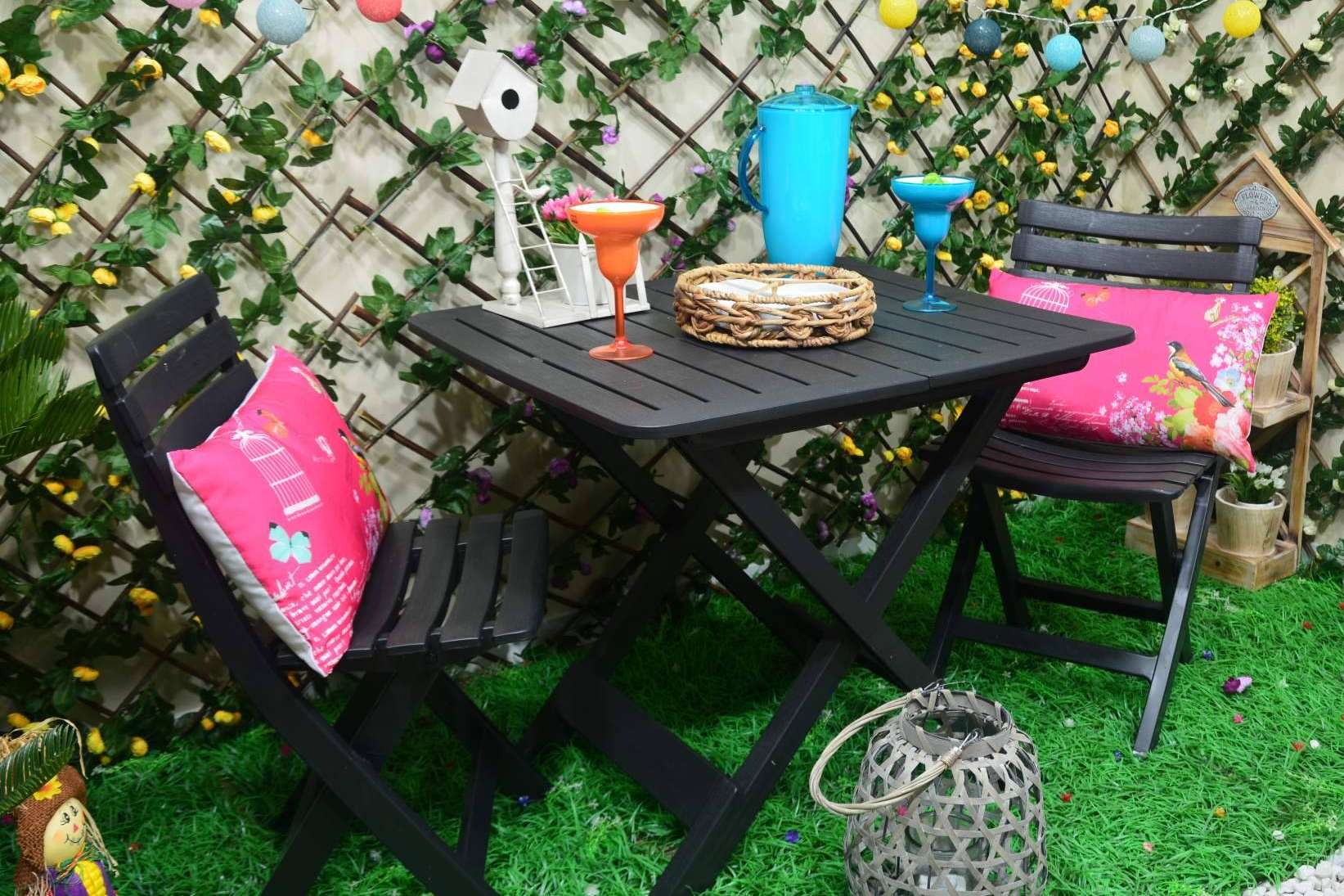 Plantas de primavera, jarrones y otros productos para mejorar la decoración de una vivienda de la mano de Hogar y Más