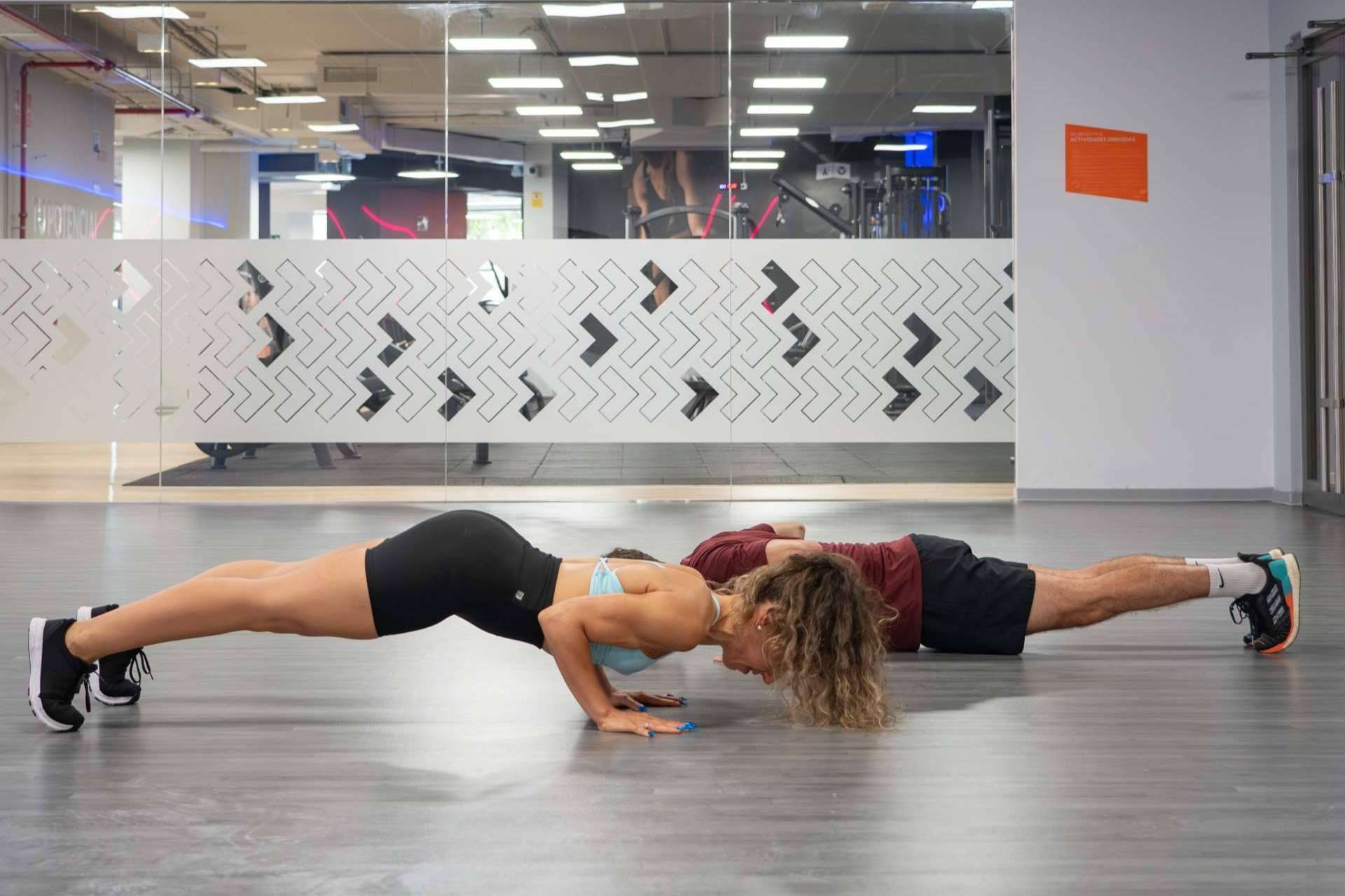Trabajar para la salud y la diversión en los gimnasios VivaGym