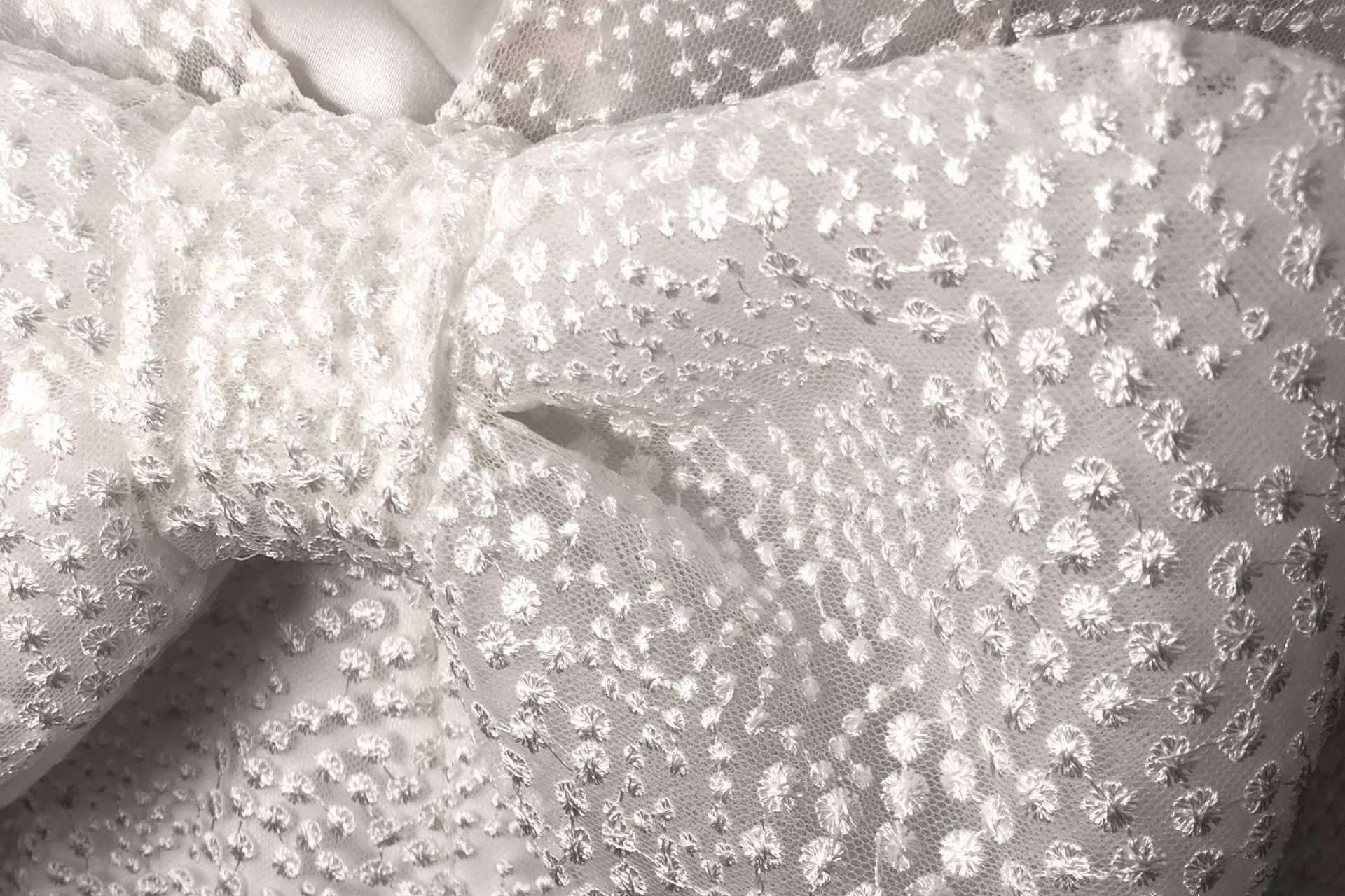 Los vestidos de novias con flores, lazos y tejidos sostenibles están en tendencia este 2024