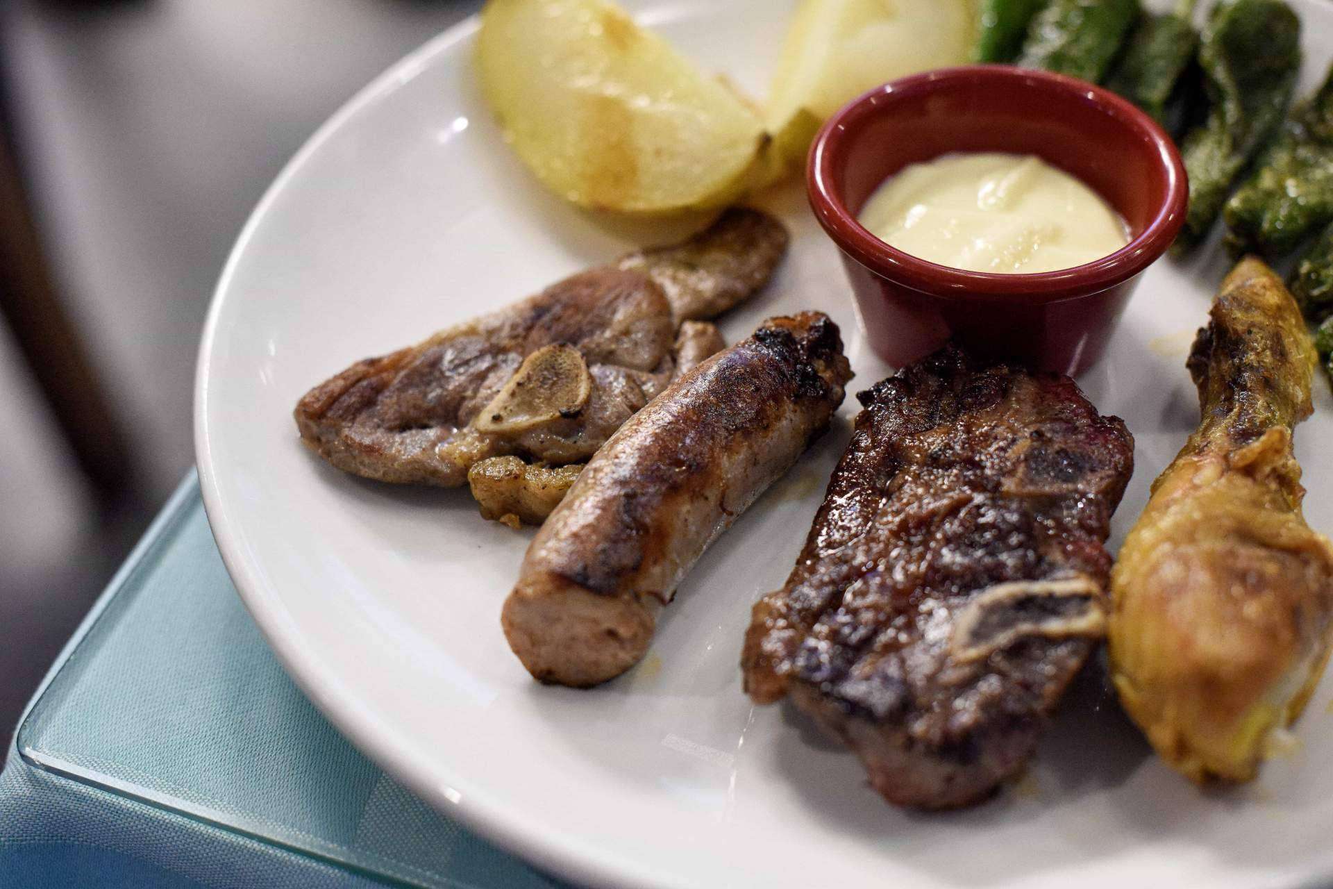 Pasa Tapas, uno de los mejores lugares para disfrutar de la comida a la brasa en la Barceloneta